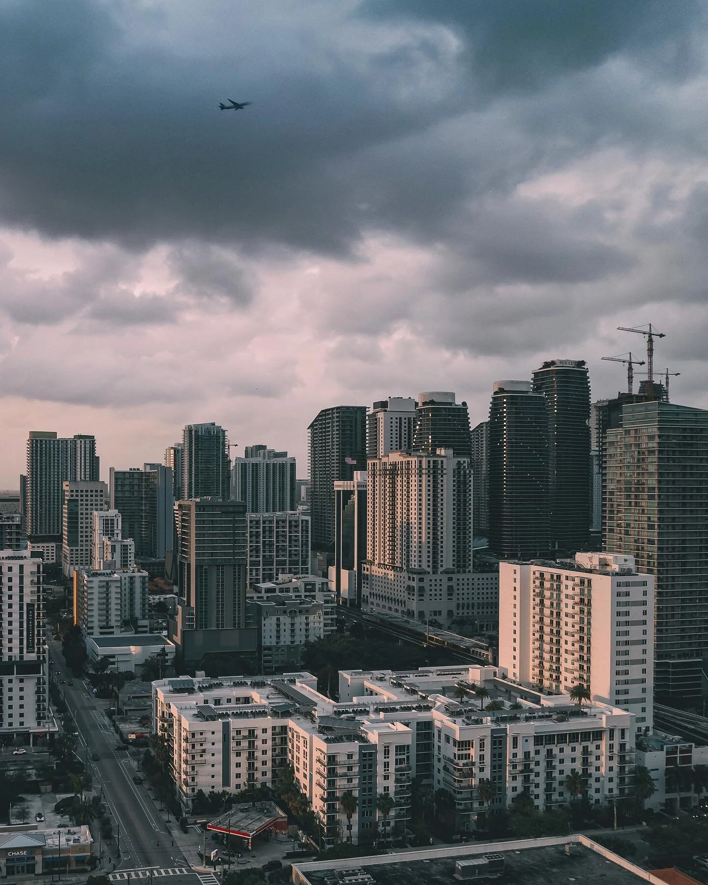 ✨ Golden hour flights over the Magic City.✨

Are you an early morning or late night flight kind of person? Let me know in the comments! 
-
-
-

#miami #drone #dronestagram #florida #southflorida #floridadronesquad #dronelegends #dronepals #dronefeatu