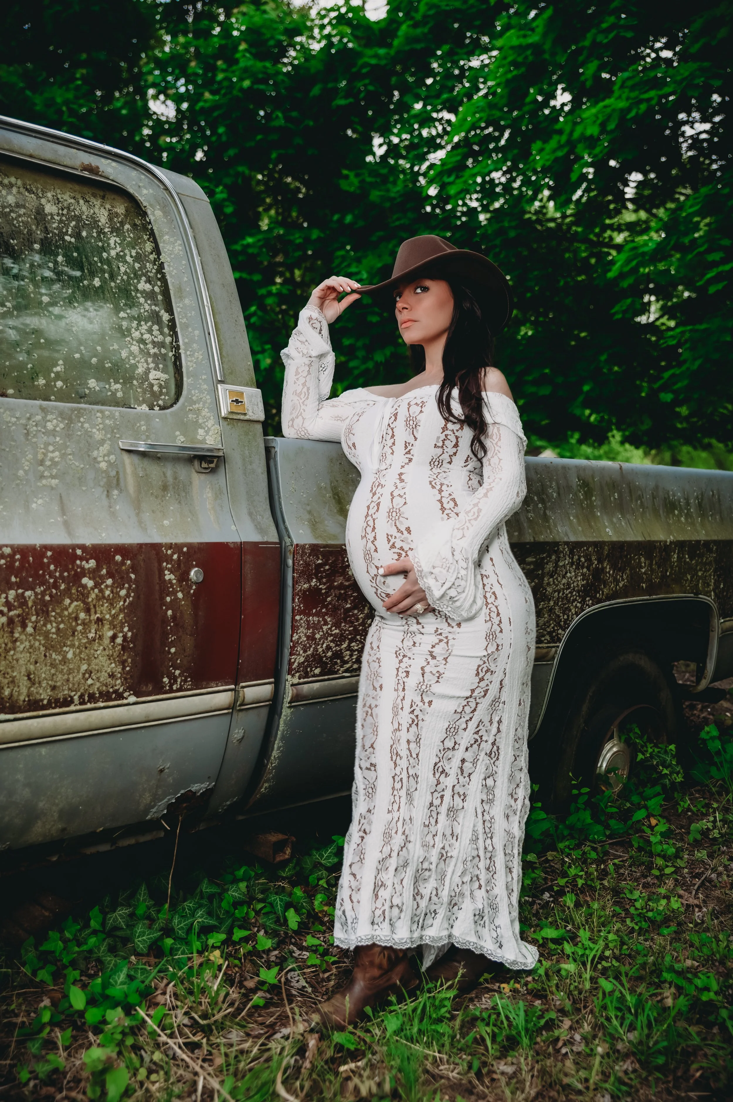 outdoor-maternity-portrait-farm-setting.jpg