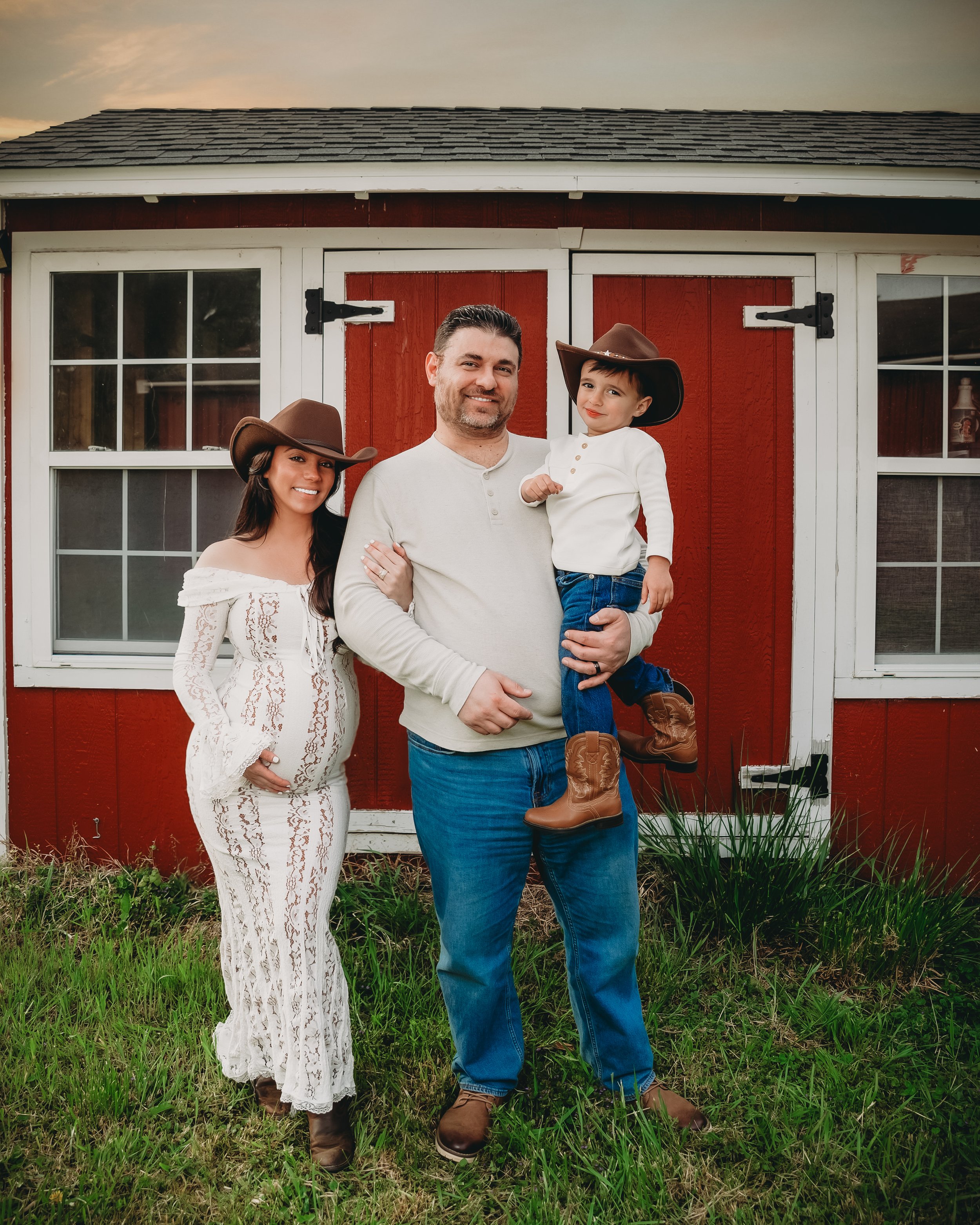 family-portrait-red-barn-south-jersey.jpg