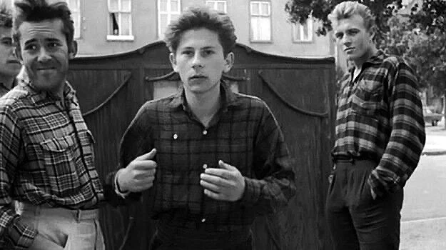 Two+Men+and+a+Wardrobe.jpg
