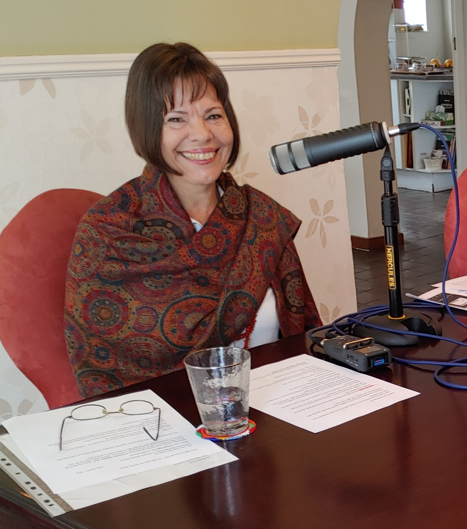 pic-of-mariette-snyman-with-microphone