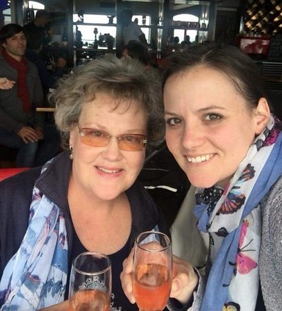 dr-arien-with-her-daughter-anri-in-restaurant