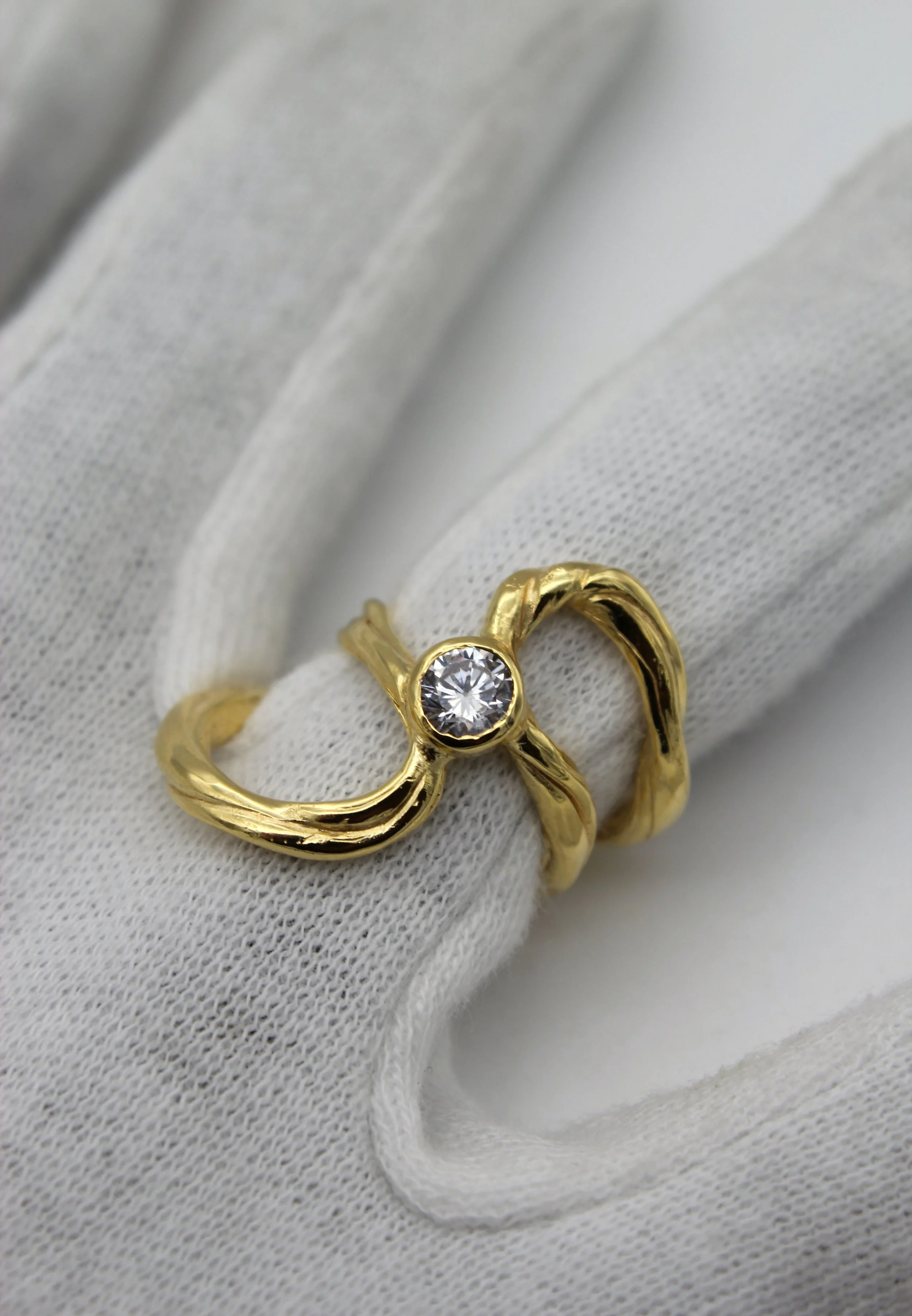 Ring mit Zirkonia.jpg