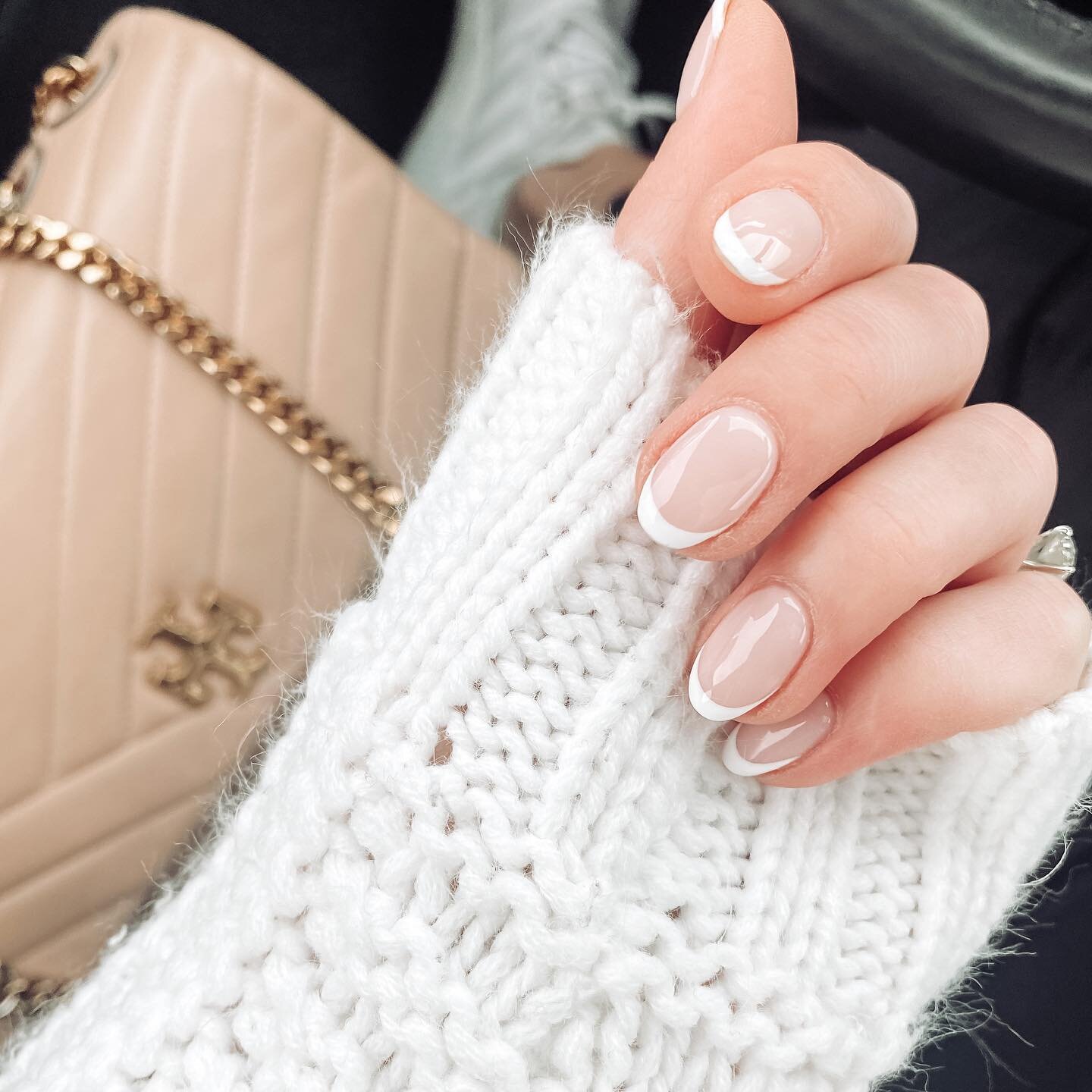 My go-to classic nails 💅🏼 

I get dip powder in shade &ldquo;barefoot 177&rdquo; - the perfect natural nude shade! The French tip is hand painted in white polish with a clear shellac over the top. I ask for a &ldquo;thin, classic&rdquo; tip and sof