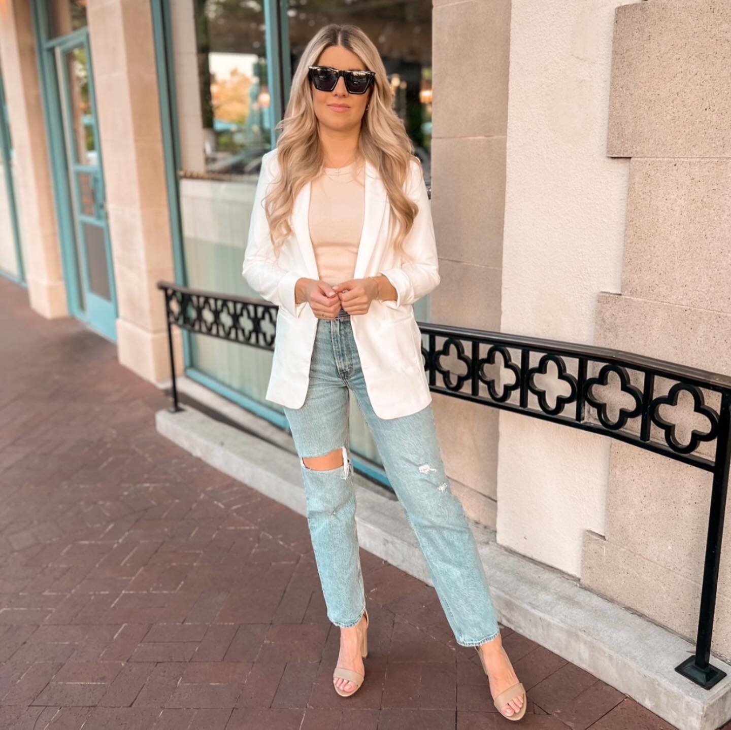 A simple blazer is my favorite way to dress up any look 🤍 

Love this white one from @kandm_boutique - especially for summertime! #capsulewardrobe #timelessstyle #blazeroutfit #styleinspo #dallasblogger