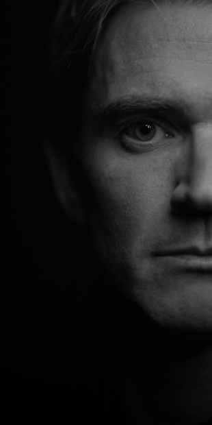 T1_1_BlkSwan_Ben_15_01_Graded_300x600_MM_V1_1023_Final.gif