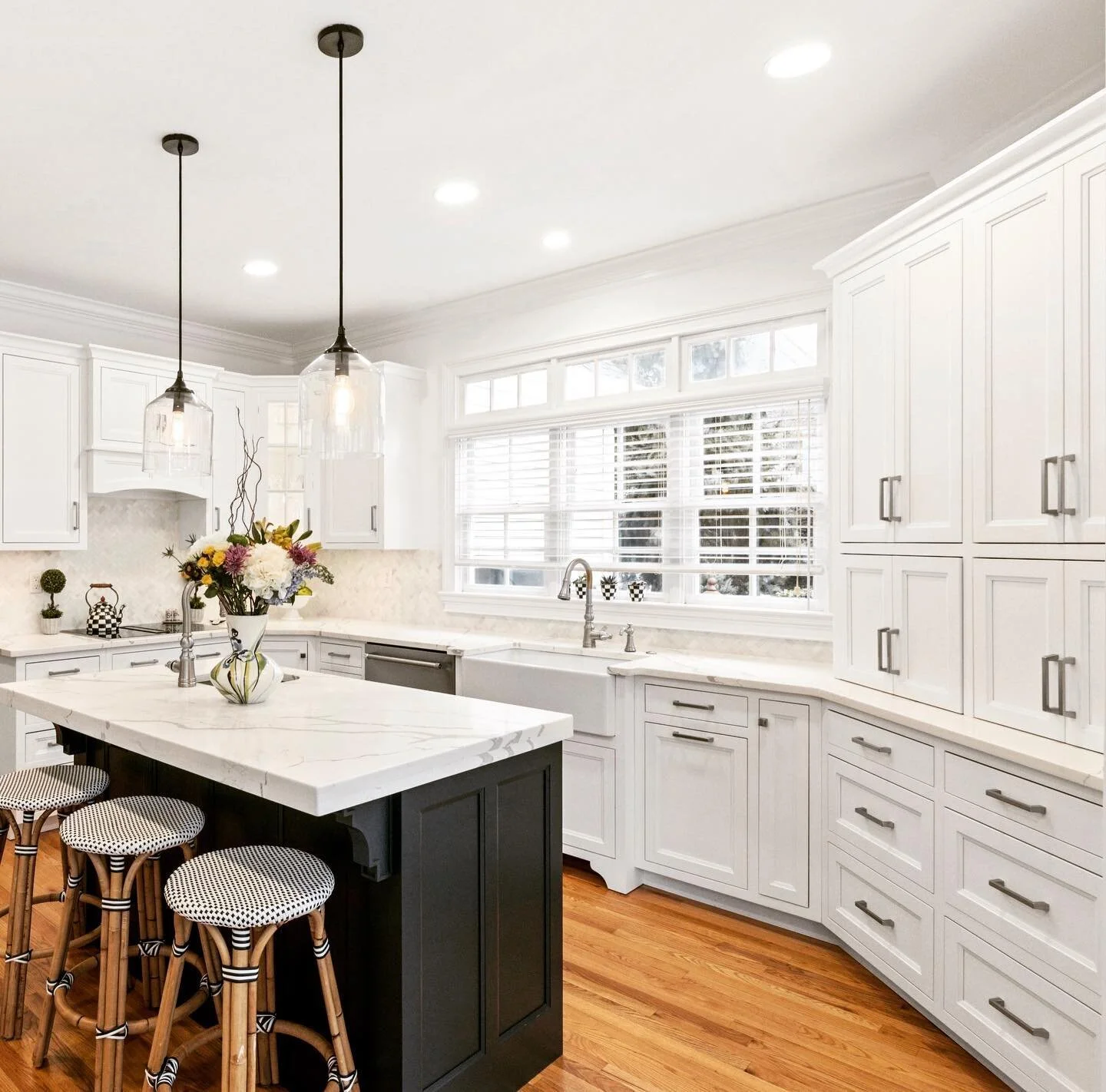 Liven up with spring cleaning! 🌻

For this project, the client and I worked together to create a new system in their kitchen.

We weeded through every item to ensure everything staying in the space was purposeful. Then talked through how the categor