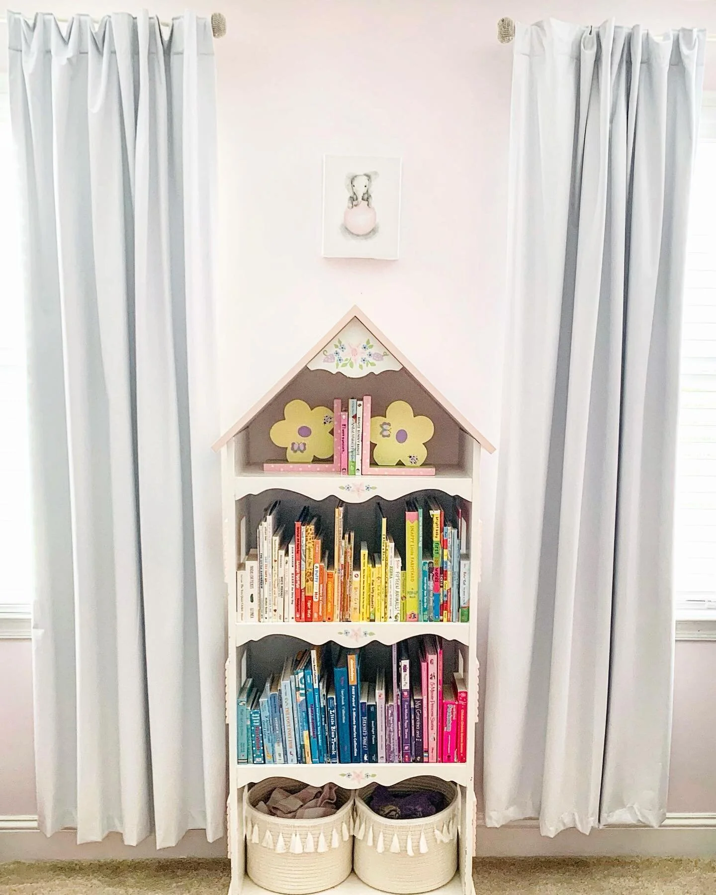 Love to start the week with a rainbow
⭐️🌈⛅️

#homeorganization 
#homeorganizing 
#books #childrensbooks 
#color #rainbow
#homedecor 
#placeandpurpose