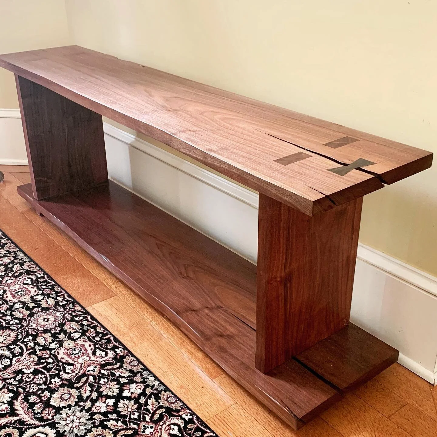 ▪️Modern walnut bench

A piece of lumber split and transformed into a bench with a mirrored top and bottom. 

Featuring live edge and bow tie detail.

#walnut #wood
#woodworking 
#customwoodwork 
#workshop 
#saww