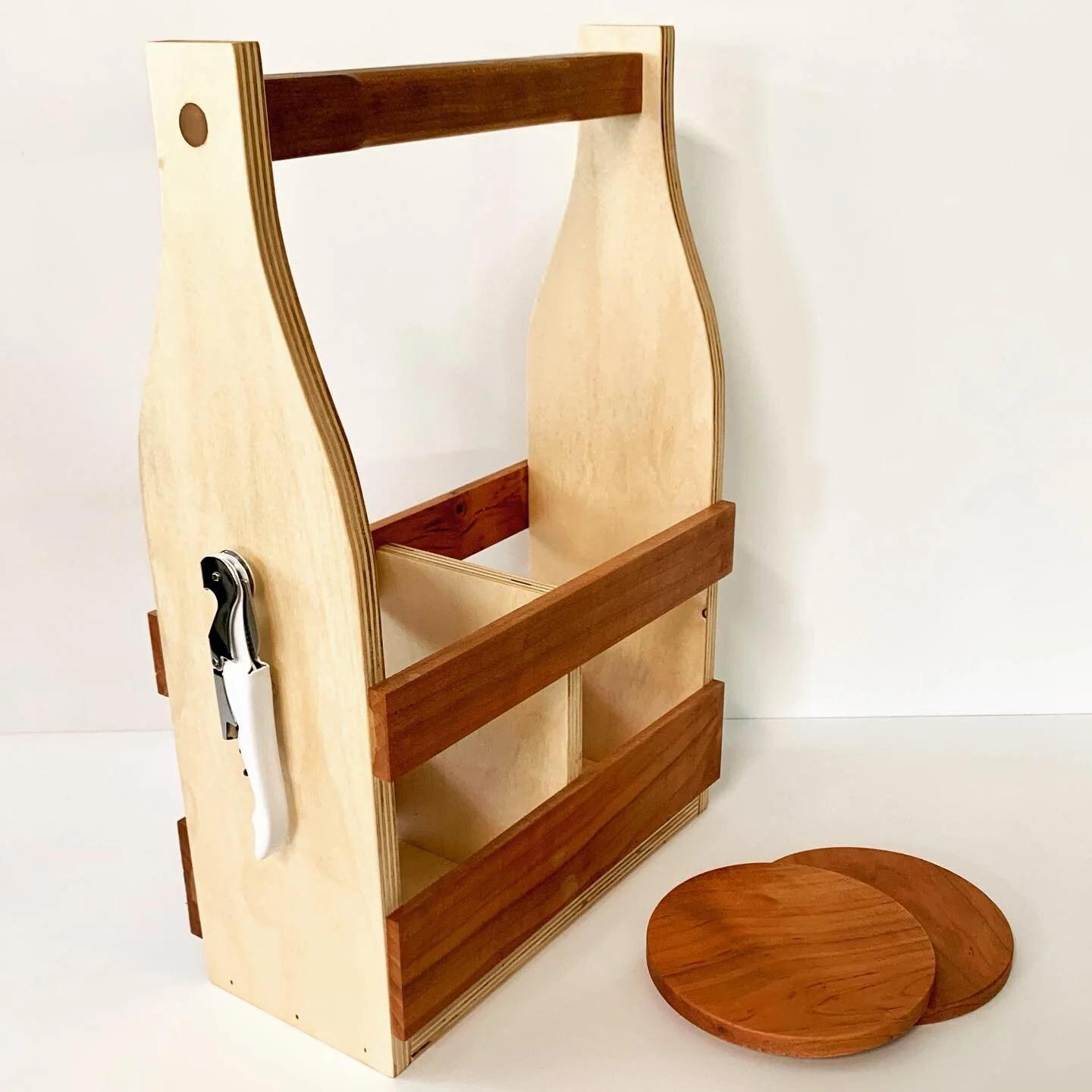 ▪️Caddy up!

For transporting and serving your favorite beverages. 

Will be available for purchase online later this week!

WINE 🍷🍾
Carrier made with Baltic birch ply and coordinating cherry coasters.
Magnetic cork screw attached.
Holds 2 bottles 