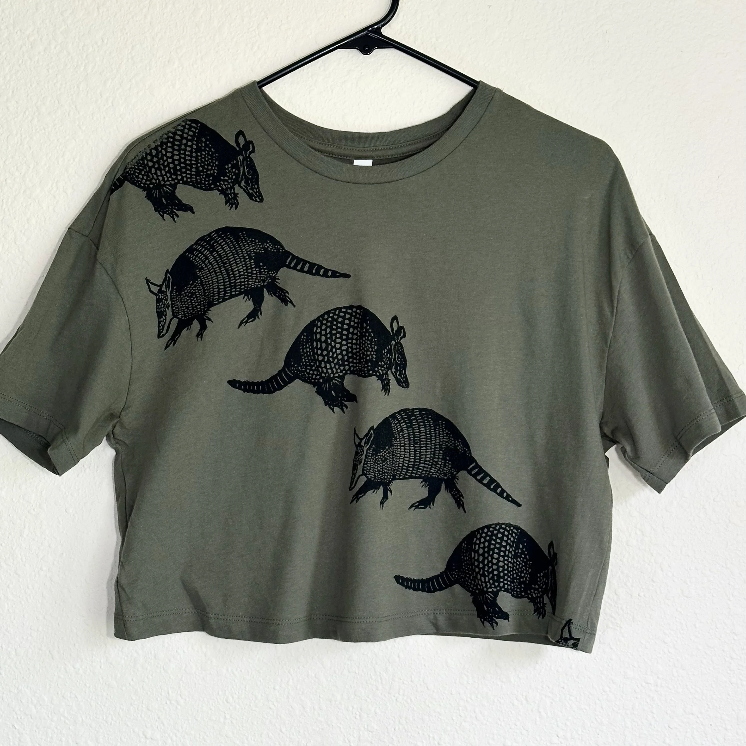 Armadillo Cropped Tee in Dark Olive Green, S-M