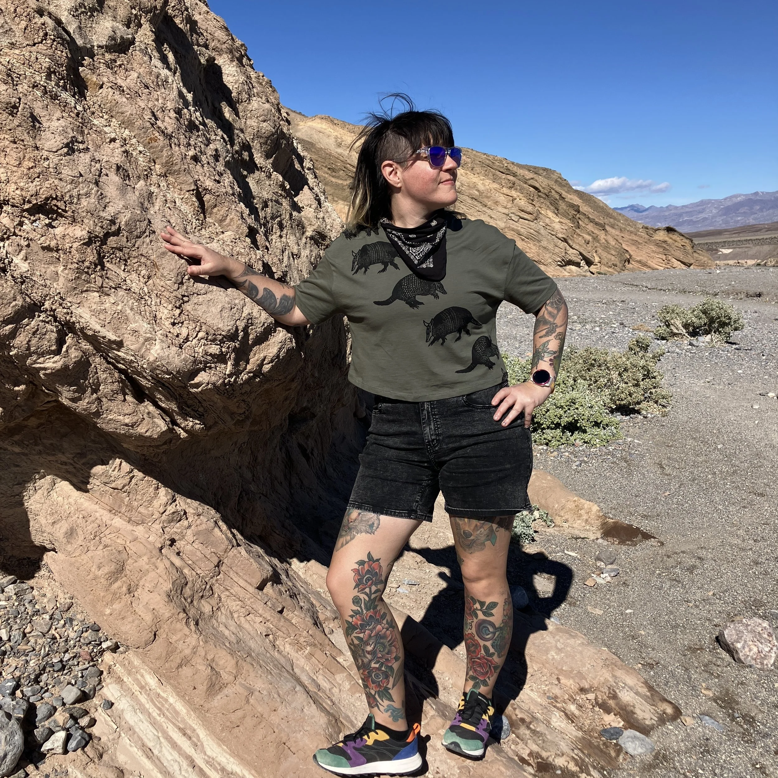 Armadillo Cropped Tee in Dark Olive Green, Femme Medium