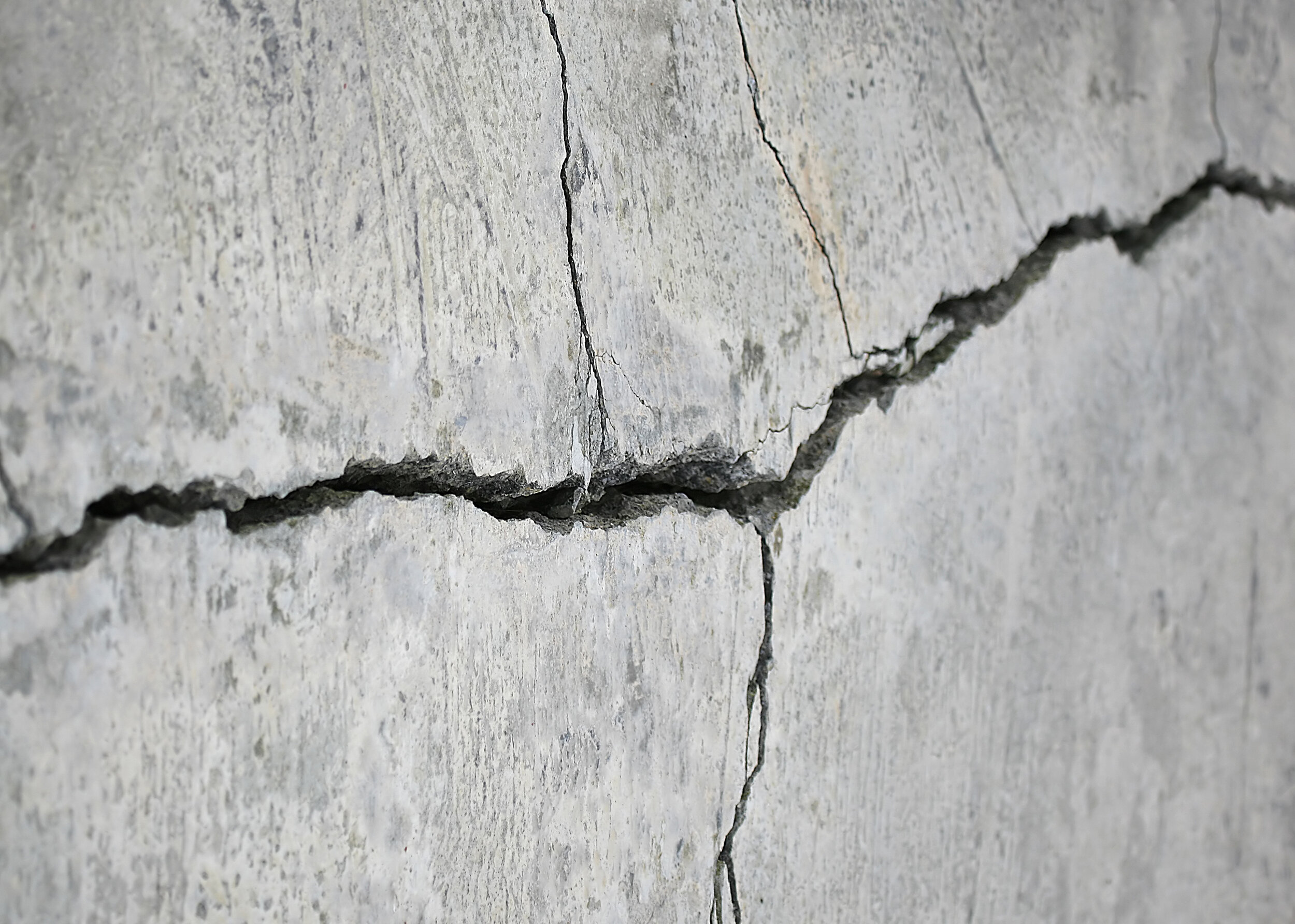 Средние трещины. Сквозная трещина. Трещины в бетоне. Трещина в стене. Разрушение бетона.