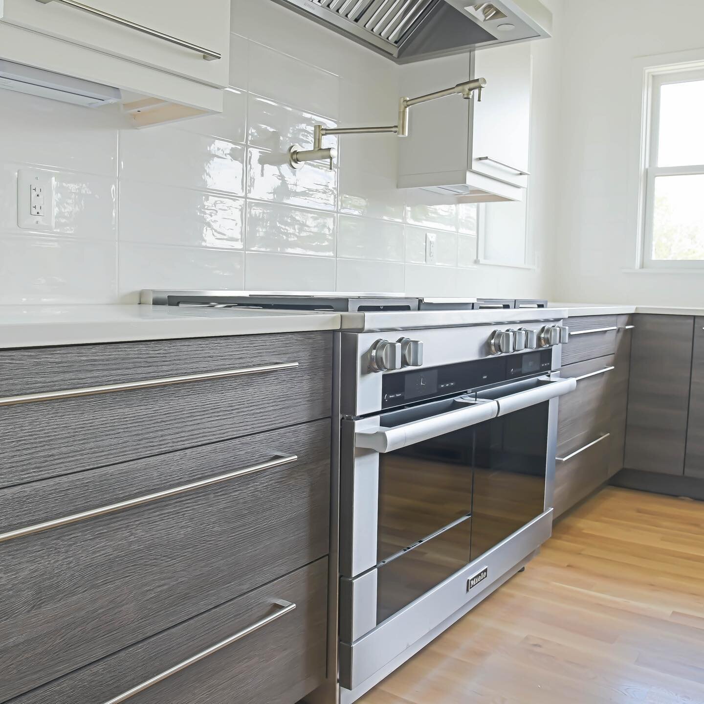 Every now and then it&rsquo;s nice to get out of our comfort zone and go full contemporary. 
.
.
.
.
.
#stclairkitchens #customkitchen #kitchendesign #kitchensofinstagram #alexandria #arlingtonva #arlington #kitchenking #kitchendesignideas #custombui