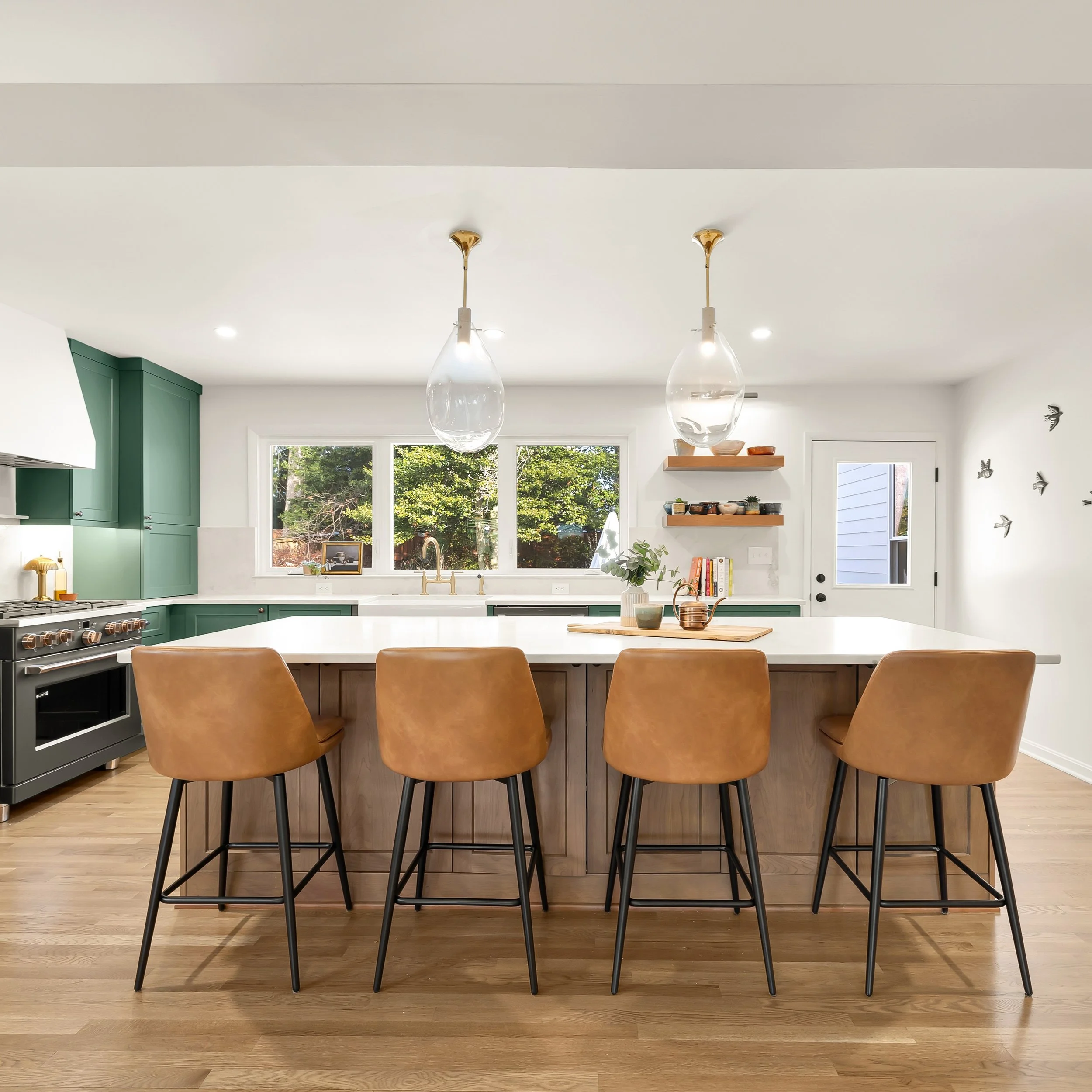 Bringing character into the kitchen through bold colors and warm textures🌿