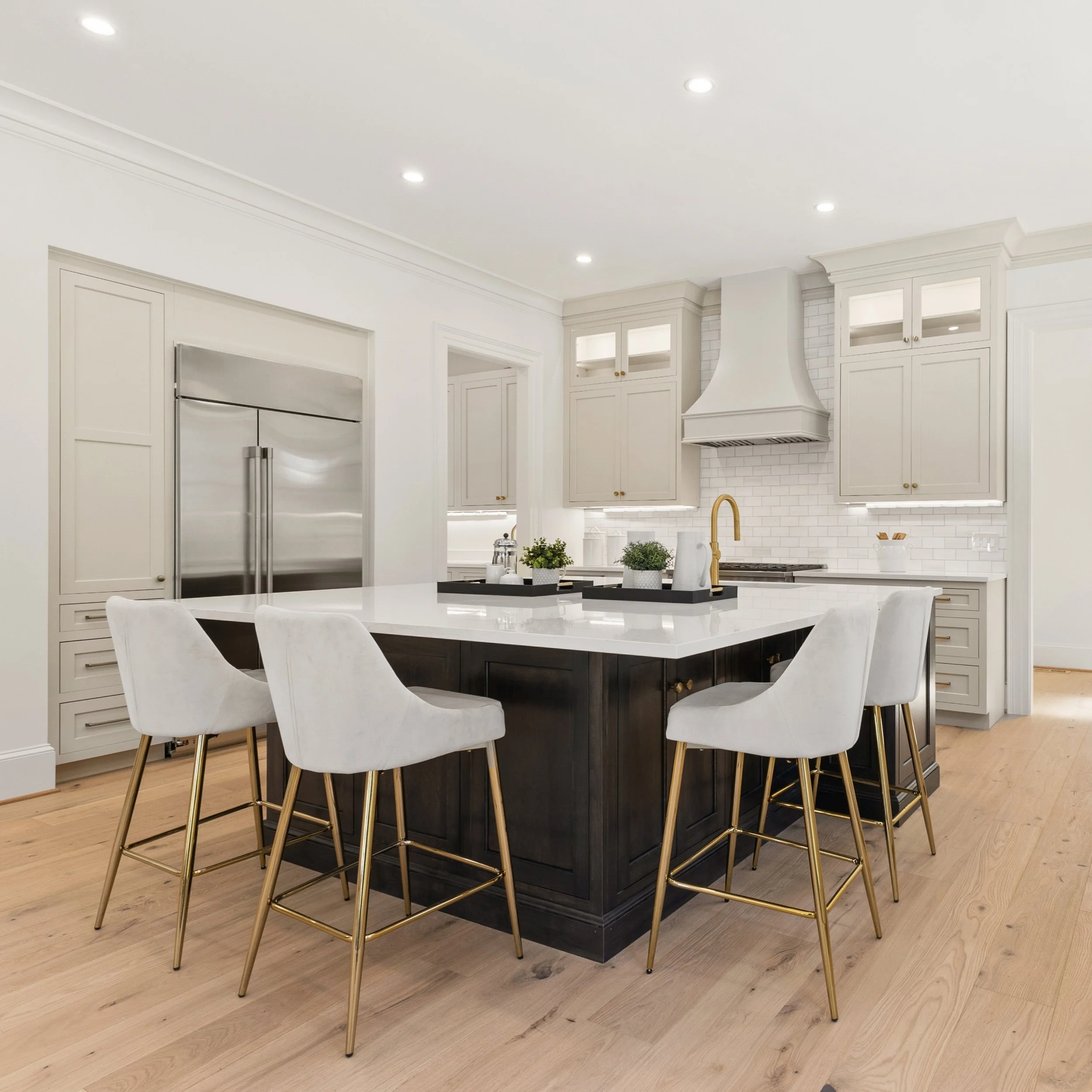 Take a look at this beautifully balanced kitchen ✨

Soft creamy tones, natural wood flooring, a dramatic dark island, and elegant gold finishes come together to create a space that feels both modern and timeless.