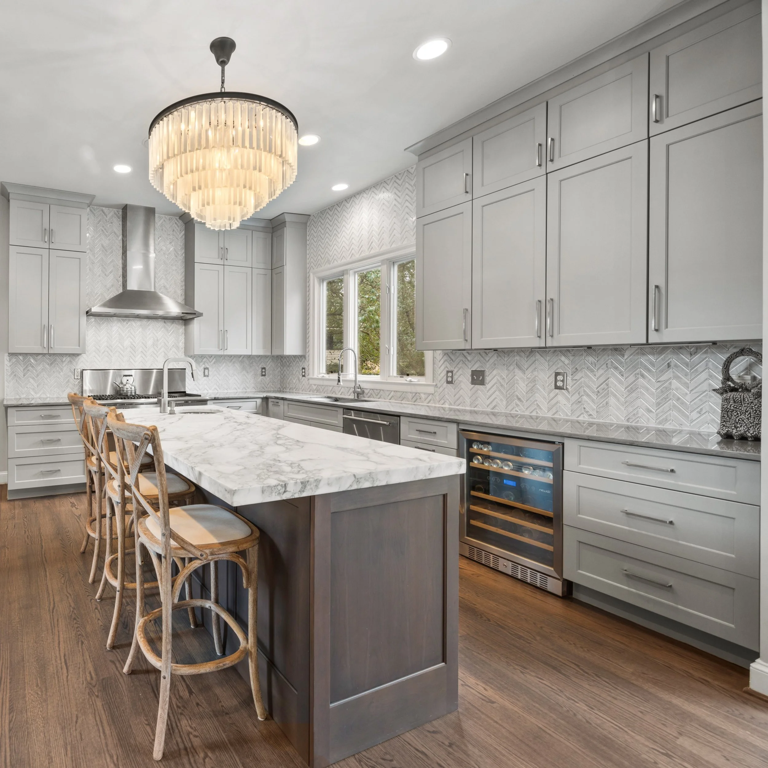 A light gray perimeter keeps the space bright and airy, while the dark wood island brings warmth, depth and a natural focal point. A timeless combination that feels both modern and inviting ✨
