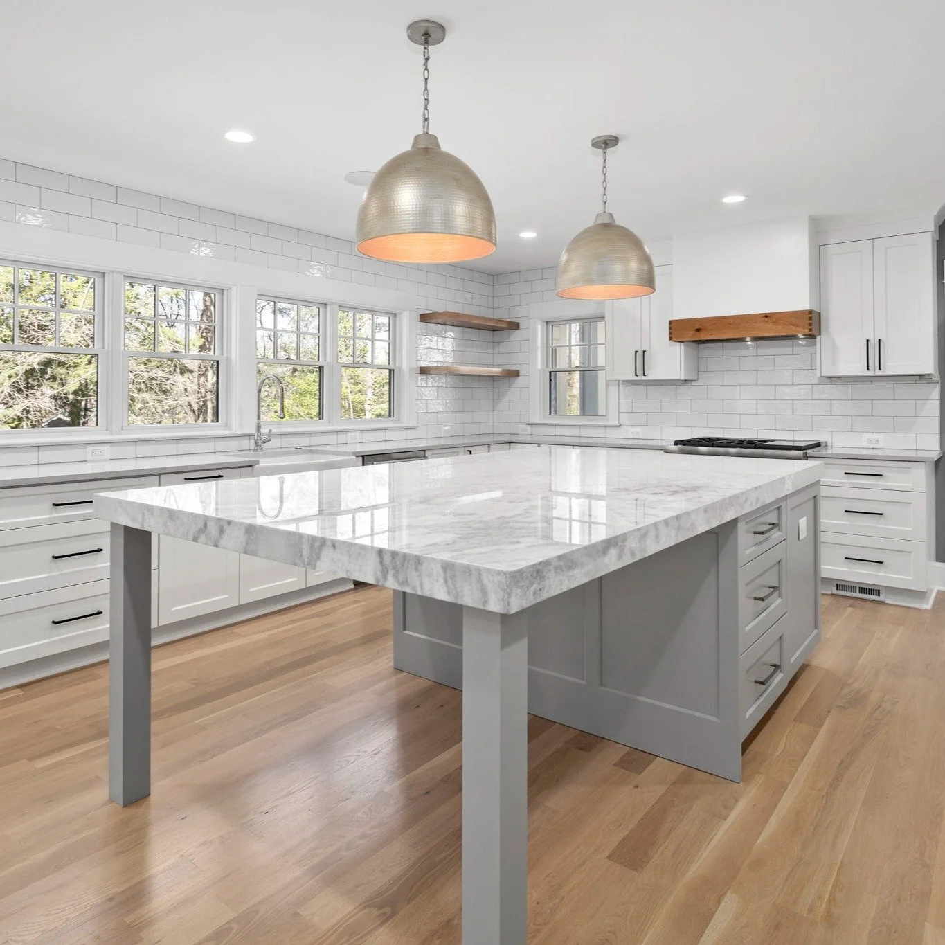 Different rooms, the same calm energy. White and gray create the ultimate canvas for a home that feels open, airy, and unified. ✨

Contractor: @reedgeneralcontracting 
Architect: @moserarchitects 

#NeutralDesign #CohesiveDesign 
#SeamlessInteriors #