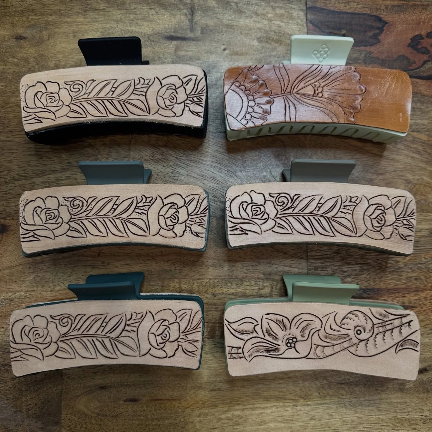 SET YOUR ALARMS ⏰ 🔔
STORY SALE ❗️

🚨Jumbo Handmade Leather claw clips are 
dropping at 7pm!! 🚨

All clips will be posted in my stories.