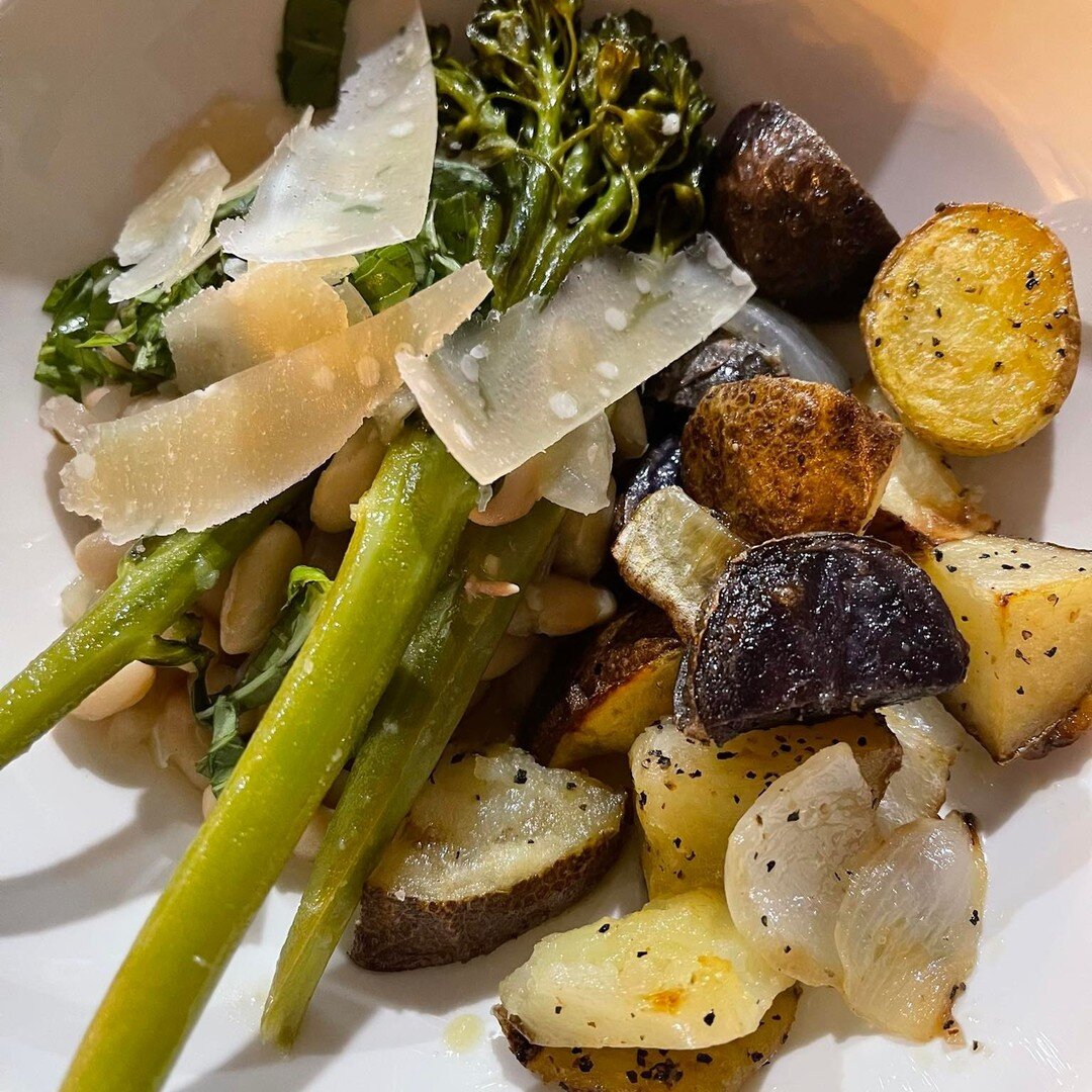 Roasted Potatoes and Broccoli with Beans // Tried out a delicious new recipe last week for dinner and I wanted to share. 🍴

INGREDIENTS
1 15.5 oz can cannellini beans, drained, rinsed, and patted dry
4 cups broccolini
2 large colored potatoes cubed
