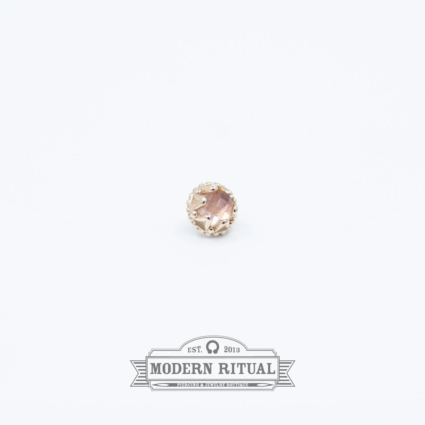 This 14k Yellow Gold Prong with a Rose Cut Oregon Sunstone from @bvla could be all yours! Rob is in the shop until 7:00 with openings all day, come say hi! 

#bvla #bodyvisionlosangeles #oregonsunstone #14kyellowgold #rosecutgemstone #modernritual #d