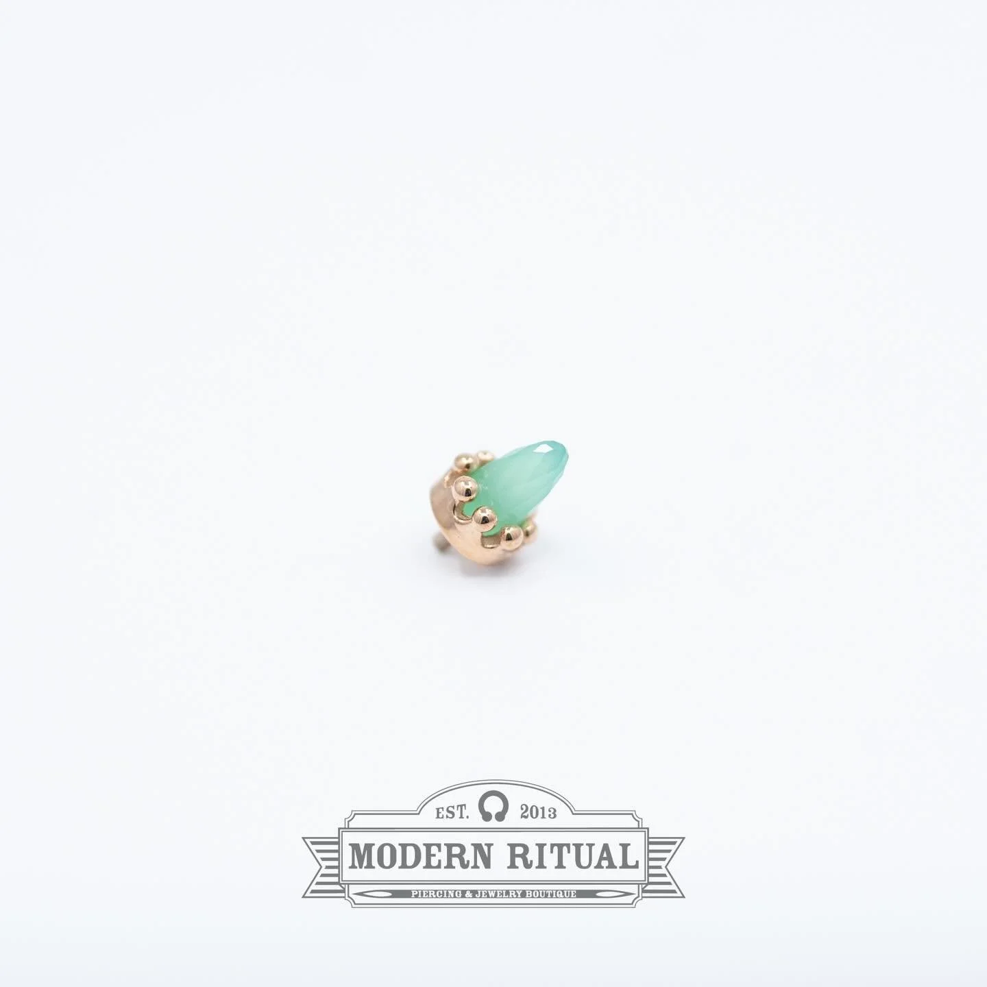Faceted Chrysoprase Bullet set in 14k Rose Gold Crown from @bvla ! The shop is open till 7pm.

#chrysoprase #bullet #crown #rosegold #bvla #modernritual