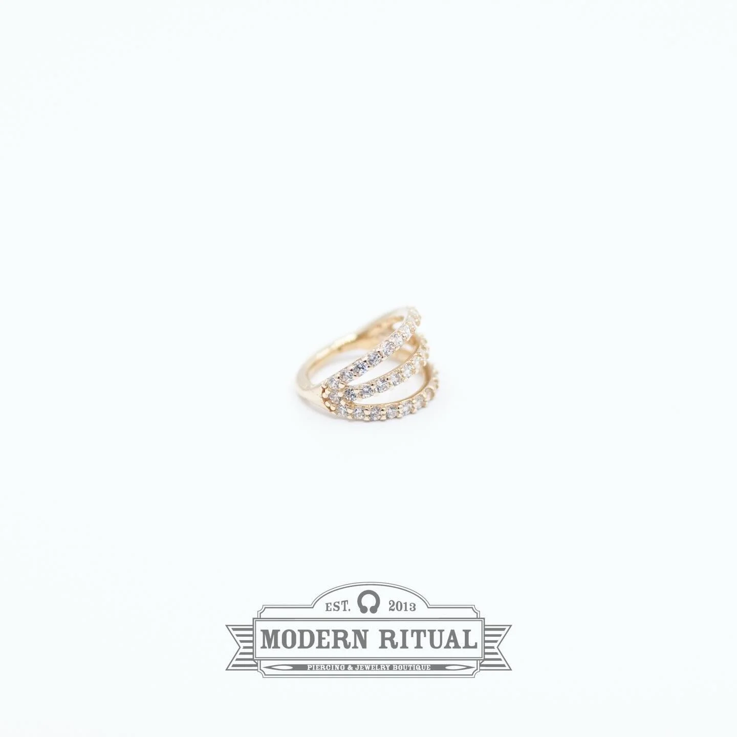 14k Triple Gemmed Clicker from @sun_piercer_bodyjewelry ! Come check out our large selection of beautiful gold jewelry in store and online at modernritualpiercing.com !

#gold #clicker #cz #helixjewelry #modernritual #sunpiercer #cantonartsdistrict #