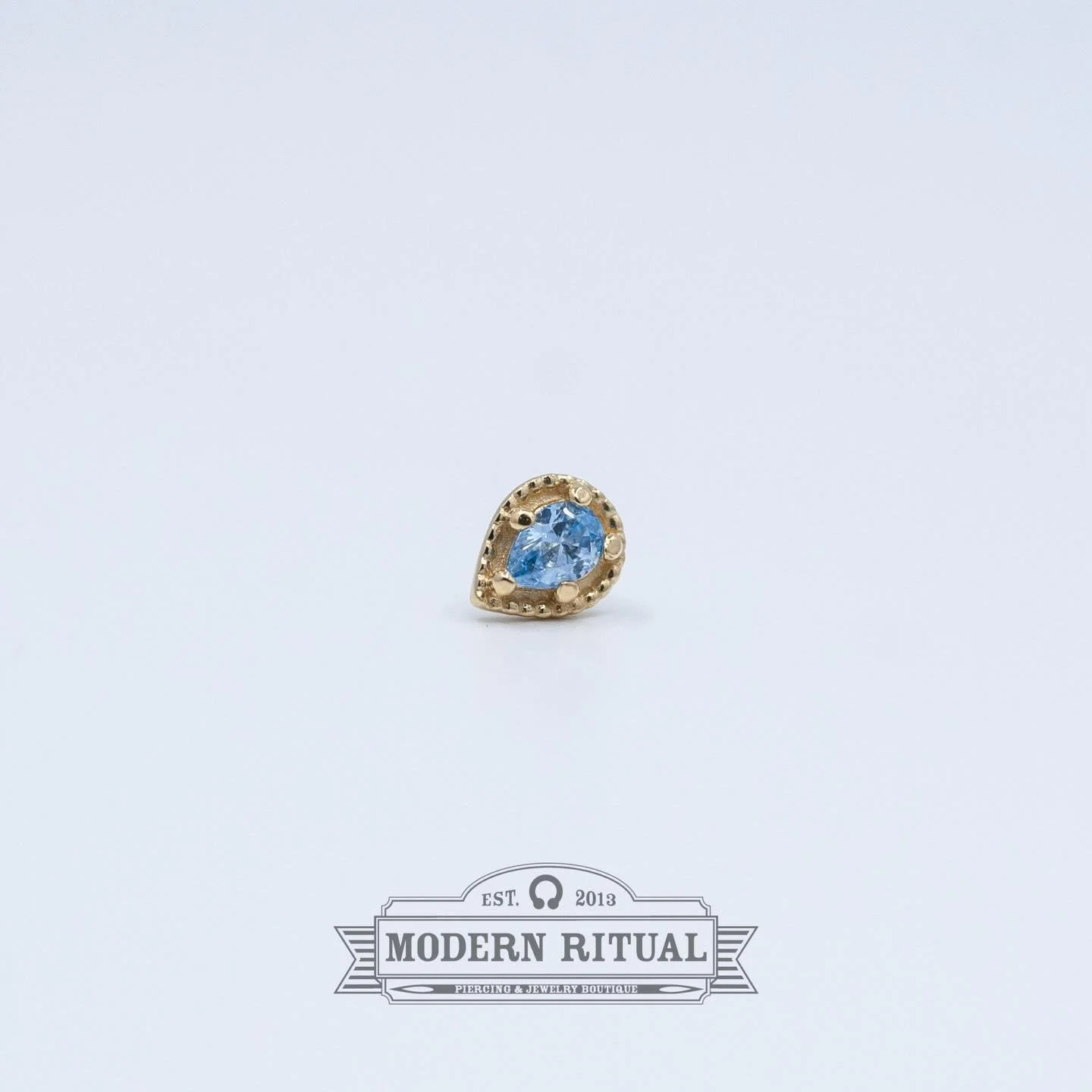 18k Yellow Gold Periwinkle Sonoma Pear from @anatometalinc is up for grabs! Rob and Logann are in the shop until 7:00, stop on in and say hi! 

#yellowgold #periwinkle #anatometal #modernritual #18kgold