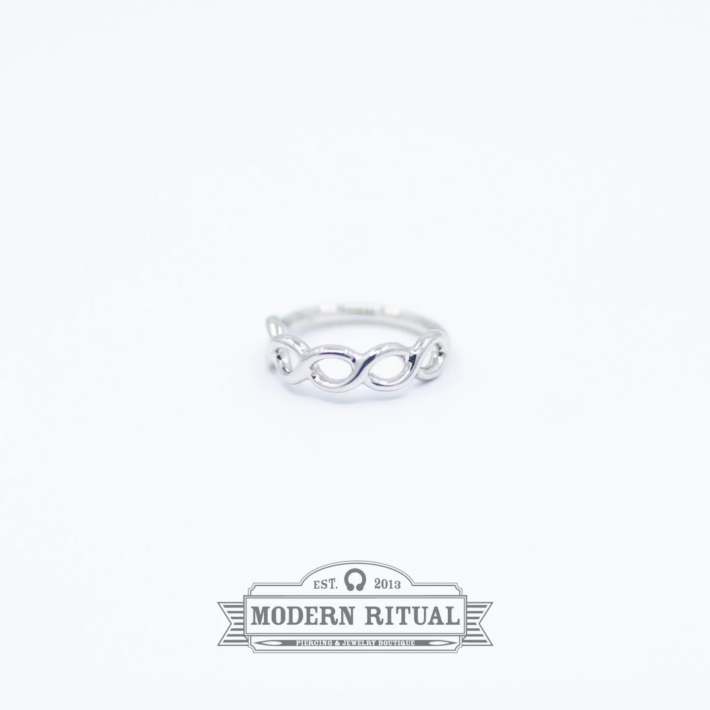 This cute little 14k White Gold Woven Clicker from @sun_piercer_bodyjewelry would look super cute in your nostril or helix so stop by tonight and make it happen! Reba and Dave are in the shop till 7pm.

#whitegold #nostriljewelry #helixjewelry #moder