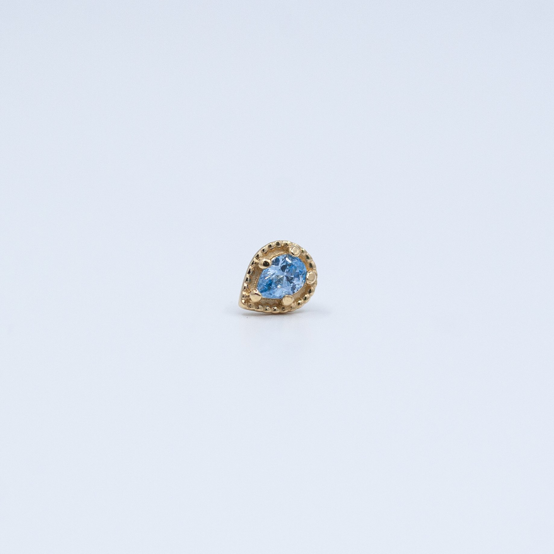 Sonoma Pear - Periwinkle CZ - 18k Yellow Gold - 18g/16g/14g - 4.5x3.5mm - End - Threadless - Anatometal