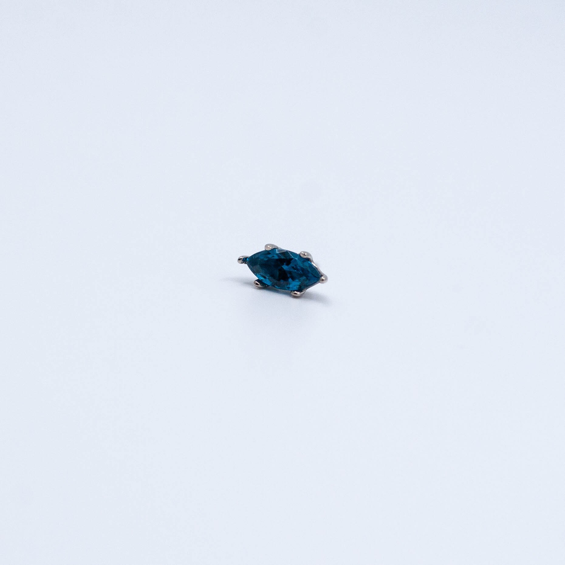 Prong Marquise - London Blue CZ - 18k White Gold - 18g/16g - 5x2.5mm 4x2mm - End - Threadless - Anatometal