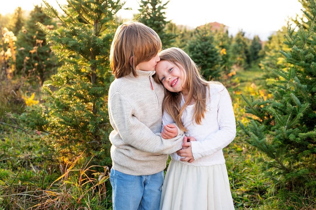 When you go to kiss your little sis on the forehead and then instantly regret it! 😂 
.
. 
.
.
.
#torontolifestylephotographer #gtafamilyphotographer #torontophotographer #benjamintreefarm #goldenhour #christmasminisessions #holidayminisessions #holi