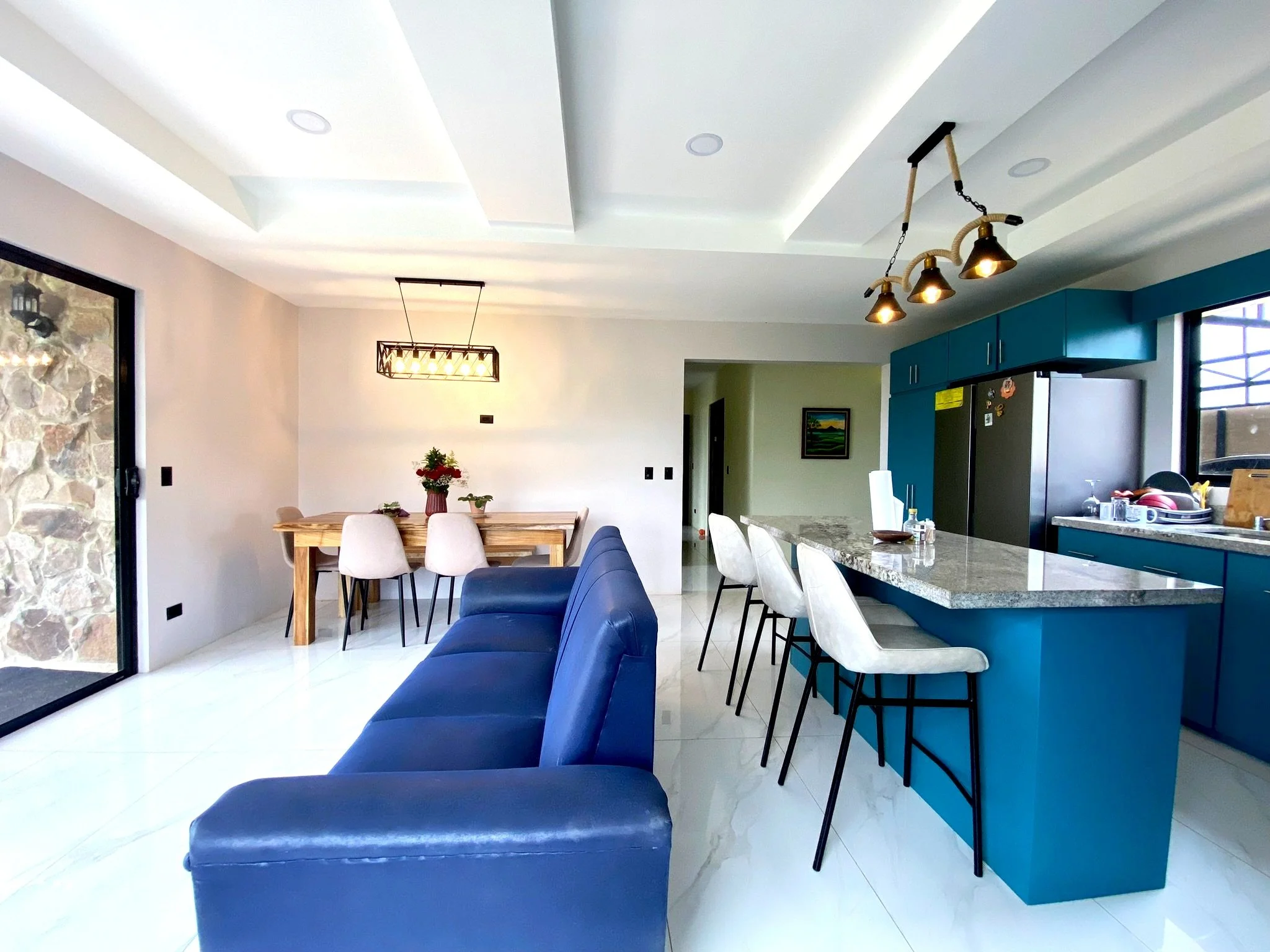 Fotografía de área social integrada por sala, comedor y cocina.
Espacios abiertos.
Casa ubicada en La Abundancia de Ciudad Quesada, San Carlos.