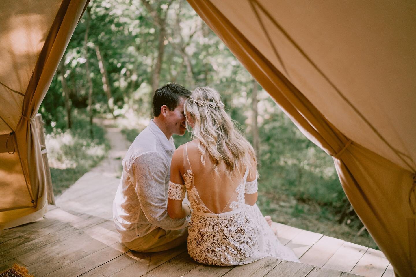 Jungle loving ❤️ Happy anniversary you two! Anyone getting married in Costa Rica &amp; want to take two blondes with you?? 🙋🏼&zwj;♀️💁🏼&zwj;♀️