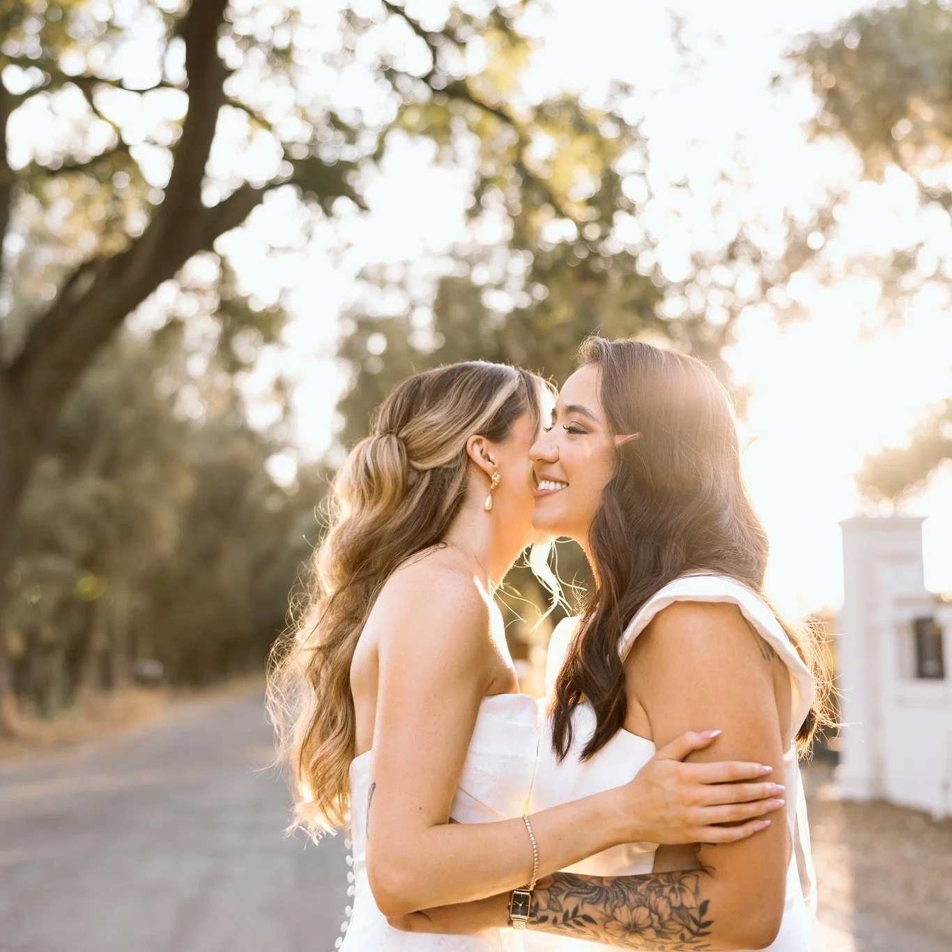 POV: You booked a June wedding at The Maples and now everything is glowing ✨☀️
10/10 would recommend.

Vendors:
Coordination: @haleynyalevents 
DJ: @djantrix 
Photography: @jessicacassandrophotography 
Florals: @strelitzia_weddings_and_events 
Desser