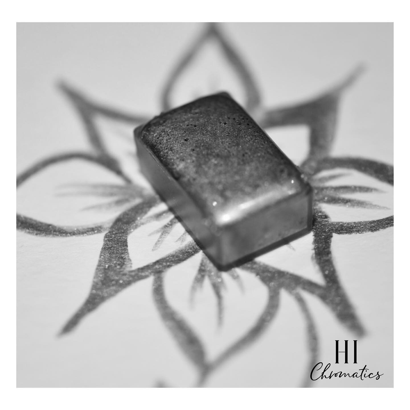 💿Testing this new silver paint has been a joy. Do you love painting jewels or doing calligraphy with silver or gold metallic paint? What about  both colors? It&rsquo;s hard to decide, silver and gold are basic in an artist watercolor palette, right?