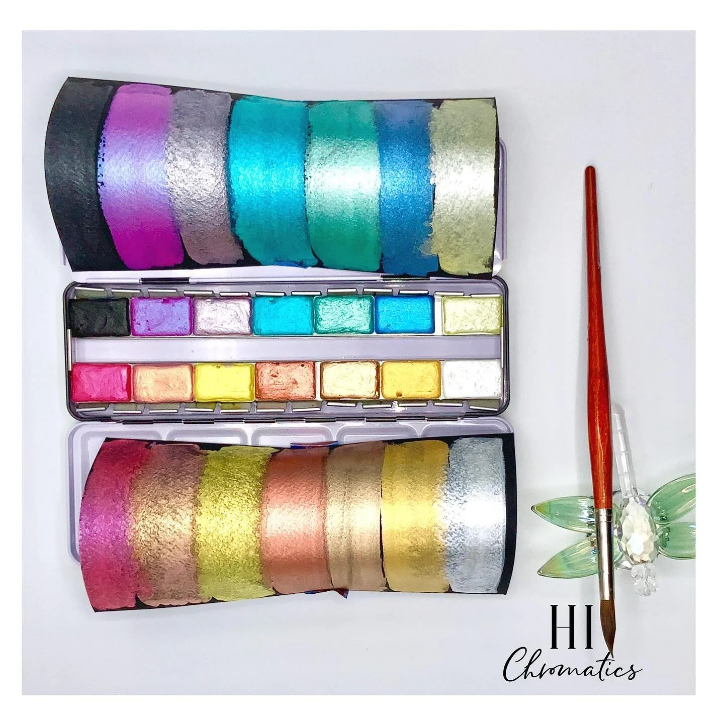 Aloha to this set of 14 FULL pans of metallic watercolor paints. Handmade, non toxic, vegan and eco-friendly. Perfect palette❗️🤙🏼🌺🎨