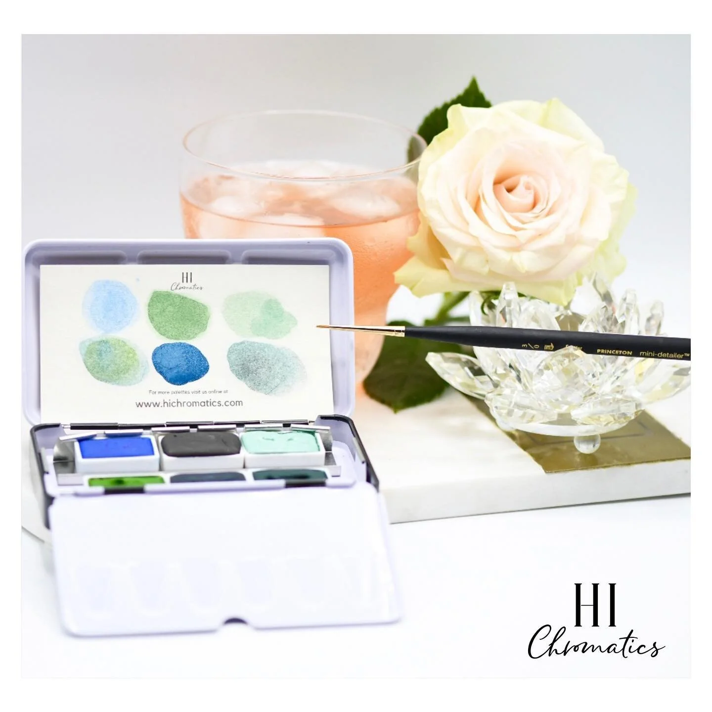 Who said rosé? Painting and drinking a bit of rosé is the perfect duo. 🤗
This precious small palette carries six FULL pans of cool chromatics.  It&rsquo;s heaven! You can also choose more colors and place up to 14 HALF pans in this small tin palet