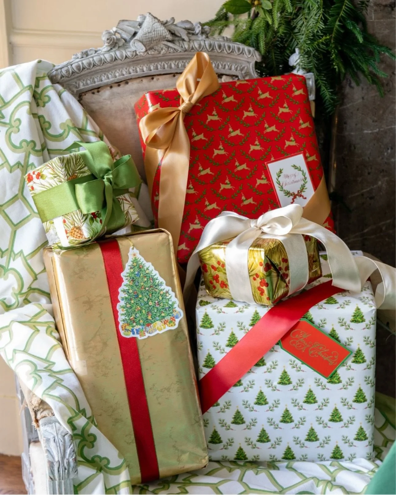 Get a head start on your holiday wrapping duties with our beautiful @casparistyle wrapping paper!😍🎁

#holidaygifts #shoplocal #smallbusiness #christmas