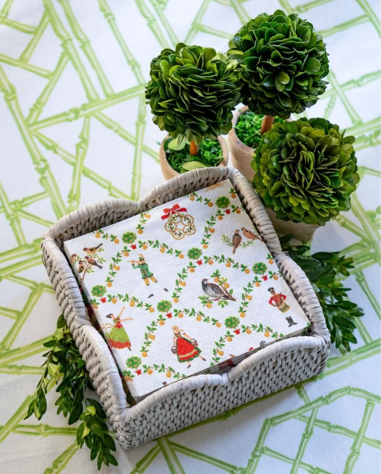 @casparistyle provides the most perfect patterns to elevate your holiday hosting! Come by and shop these gorgeous pieces today!🍽️🎄