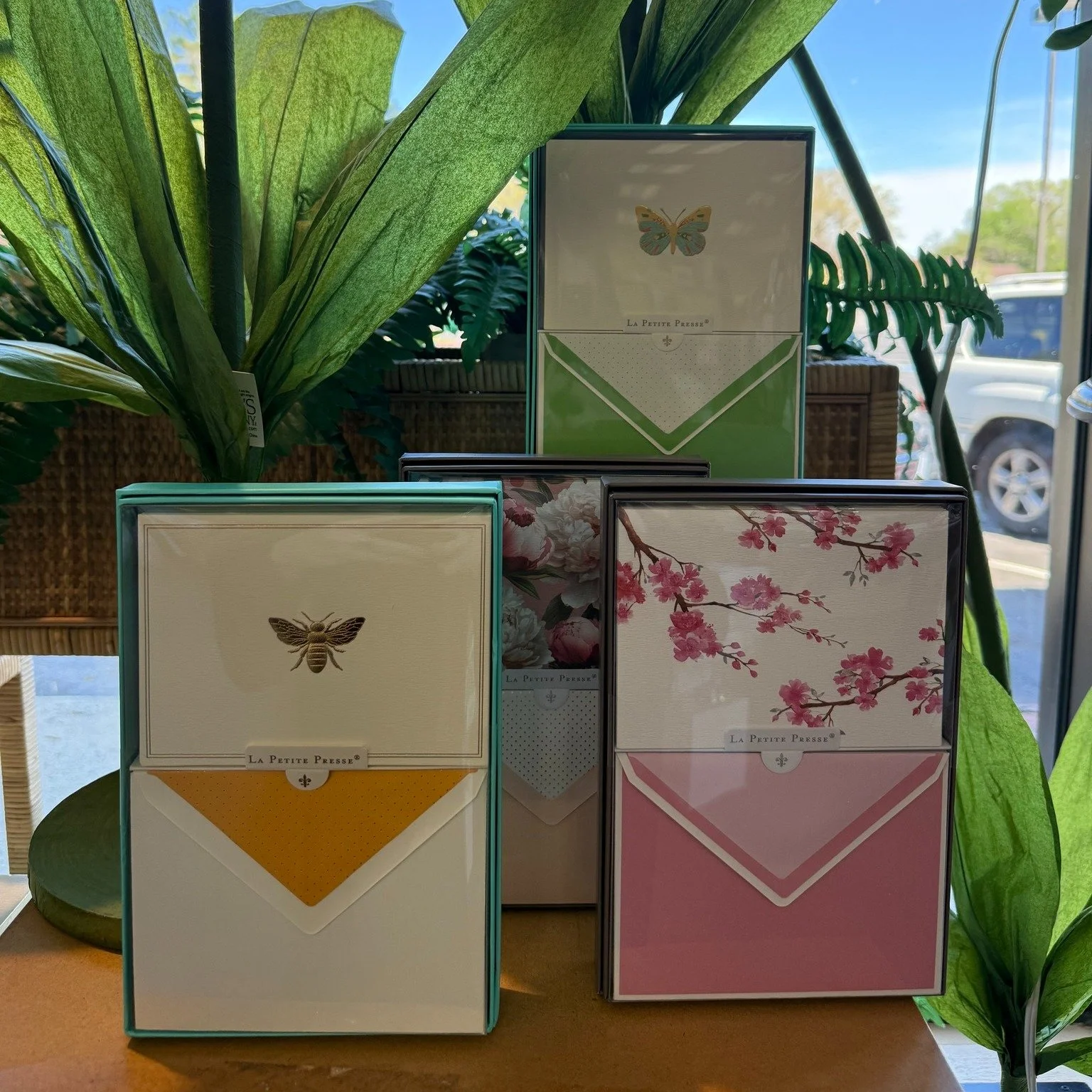 Searching for the perfect correspondence cards? We've got you covered - from cherry blossoms to hydrangeas and everything in between! 

 #graphique #stationery #shoplocal #lynchburgva