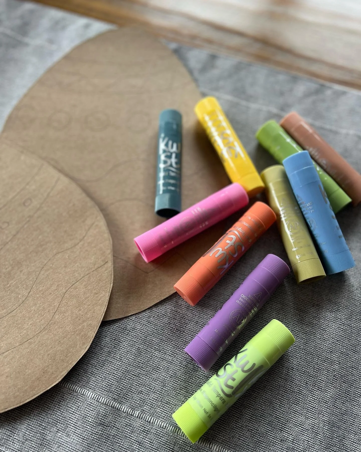 🐣Spring Independent Craft🌷

Spring is right around the corner! Here&rsquo;s a simple and quick set up to encourage creativity and visual motor skills! 

Even better- get your Kwikstix for  Seasonal colors! 

#kids #kidscrafts #ot #occupationalthera