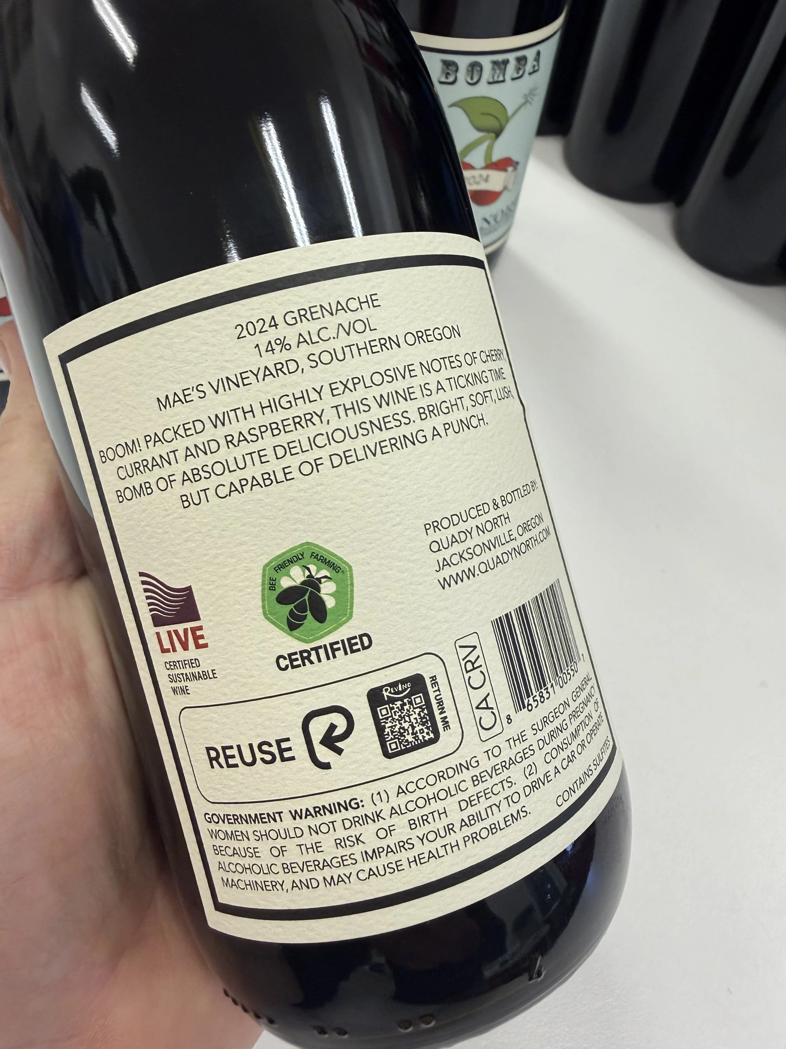 Wine bottle with reuse sumbol printed on label