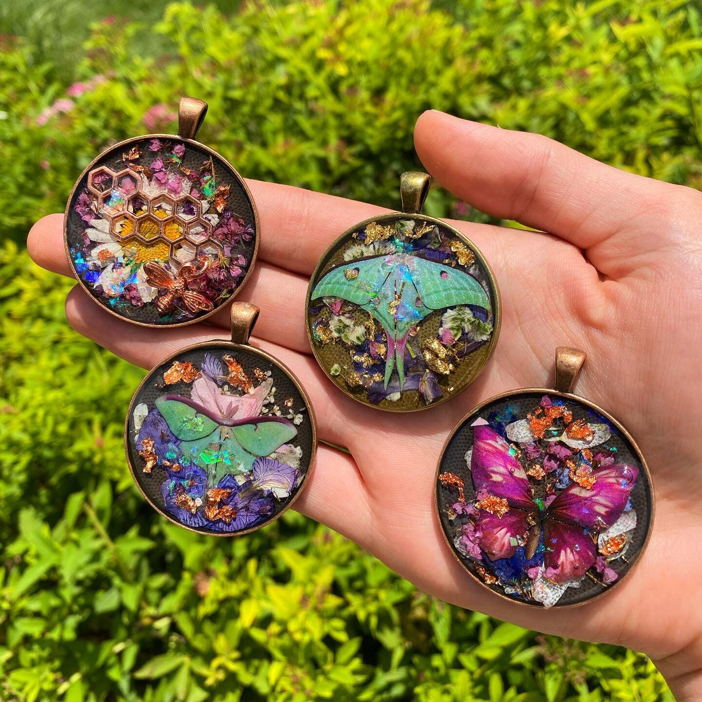 ✨🐝🌻Who&rsquo;s excited for floral butterfly pendants this summer? Even though I haven&rsquo;t been working with resin throughout the year, I&rsquo;ve been collecting lots of fun new supplies and materials for pendants and wall hangings this summer,