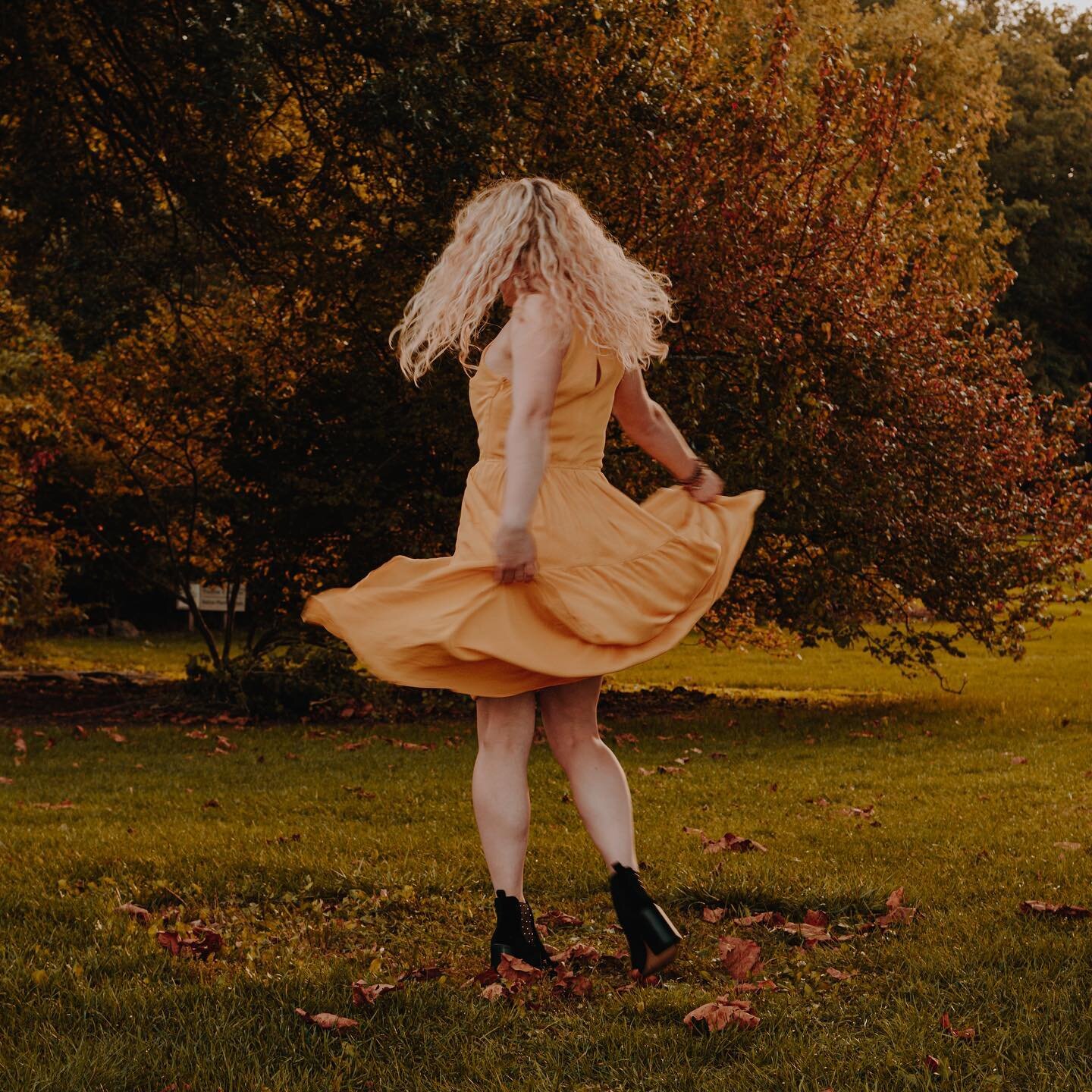 🌻Dancing to the fact that Feels Like Honey was released a week ago! Thank you so much for listening. And most importantly, thank you for such a wonderful week of support🌻✨💛
&bull;
&bull;
&bull;
&bull;

#feelslikehoney #newmusic #newmusicproject #i