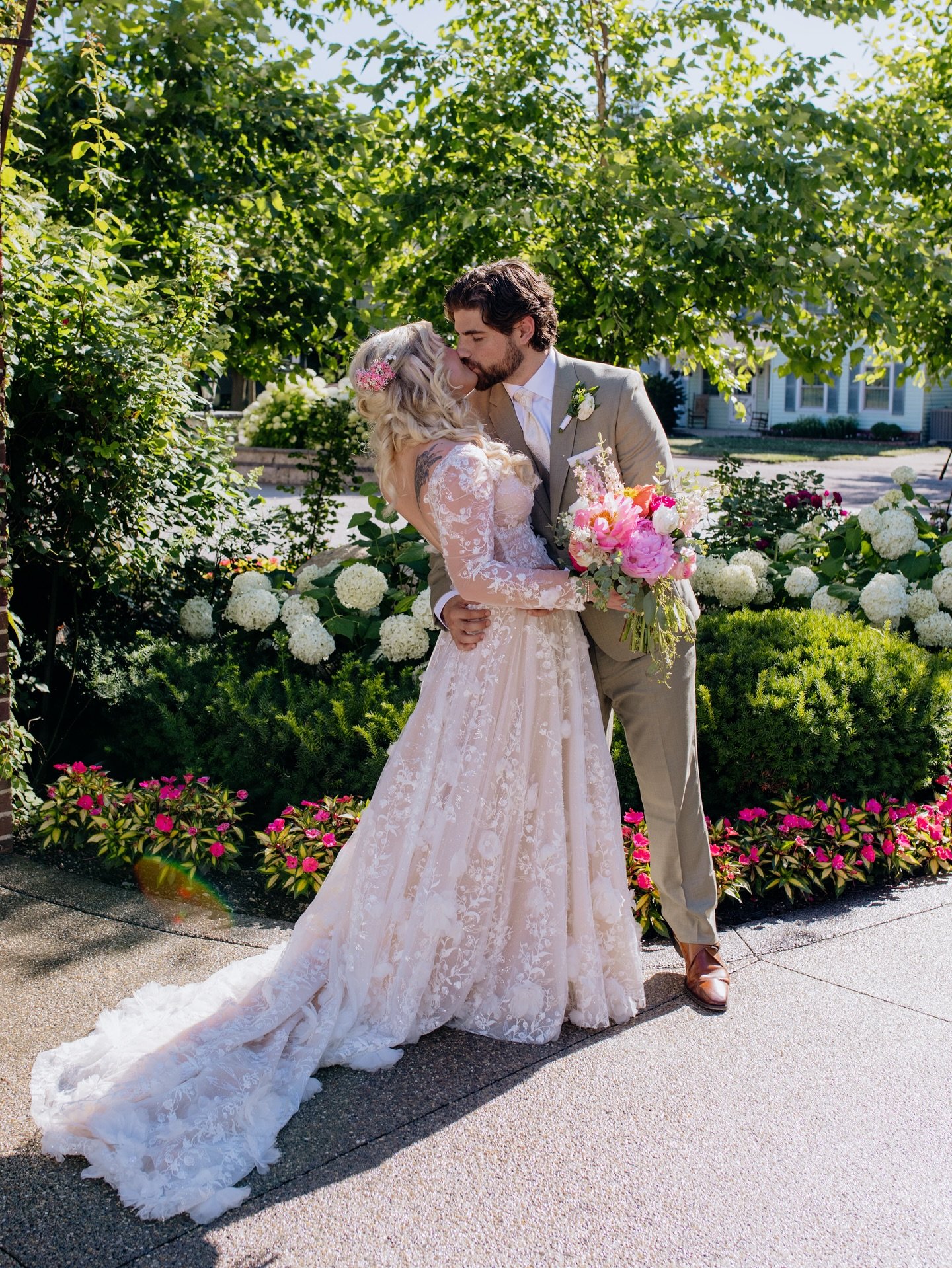 A few moments from the perfect day🩷🥹💐 7.18.2025✨

📸: @acbackusphoto &amp; @kaileyhowellphoto