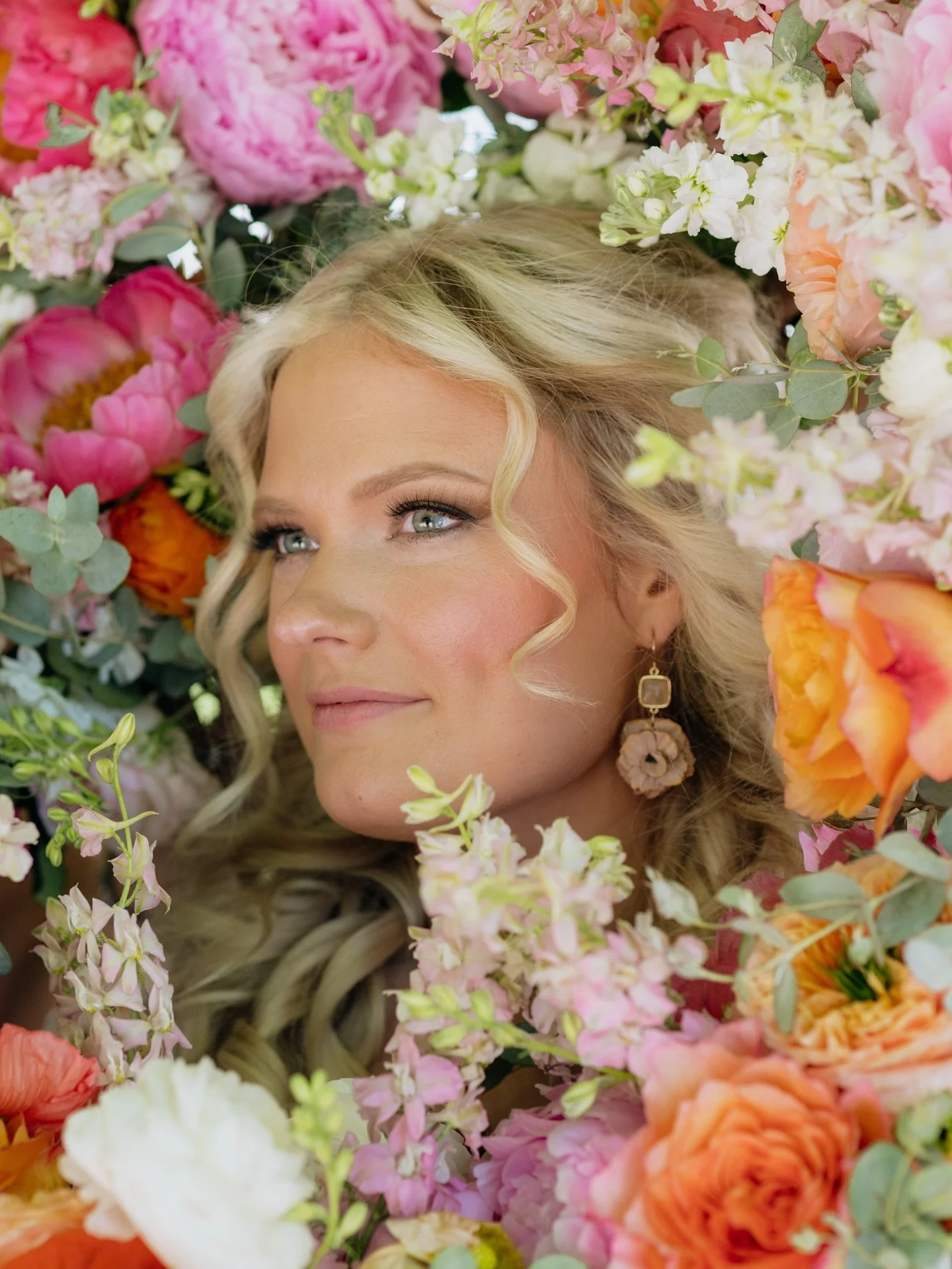 The details💐✨

&bull;Venue: @hollyvaultcollection 
&bull;Photography: @acbackusphoto &amp; @kaileyhowellphoto 
&bull;Dress: @pierasbridal 
&bull;Florals: @sage_green_flowers_and_events_ 
&bull;Hair: @villadegoochisalon 
&bull;Makeup: @beautybynuha 
