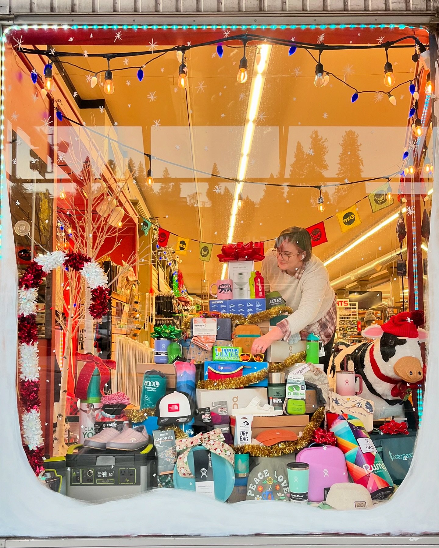 Had a fantastic day today over at @shorttsupplyco setting up this Holiday display and painting snow in all the windows ❄️❄️ 

#hoodriver #shophoodriver #visithoodriver #hoodriveroregon #shorttsupply #windowartist #holidays #windowdisplay