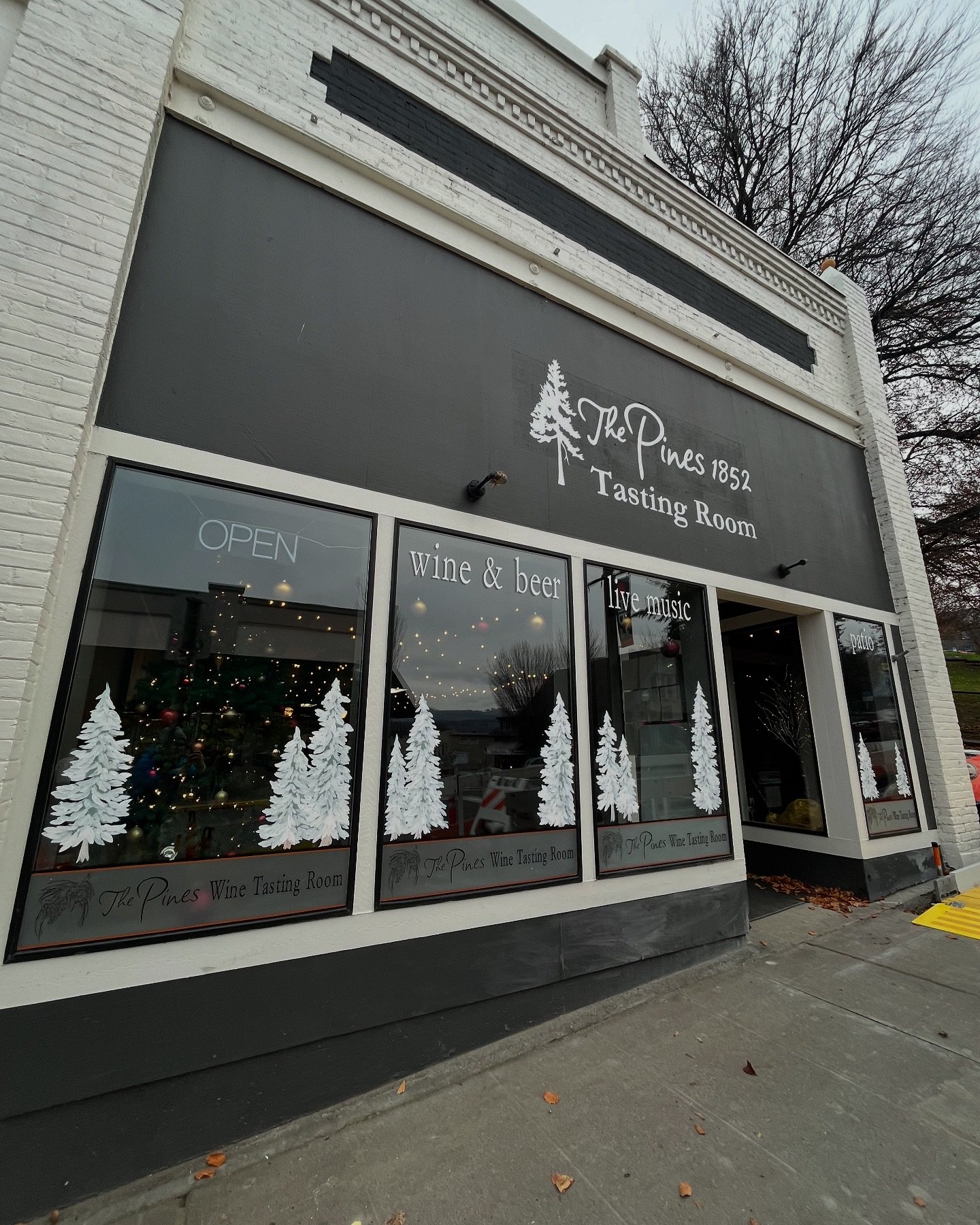 Painted a lovely snowy scene for @thepines1852 in downtown Hood River 🌲❄️

#hoodriveroregon #windowpainting #holidaywindows