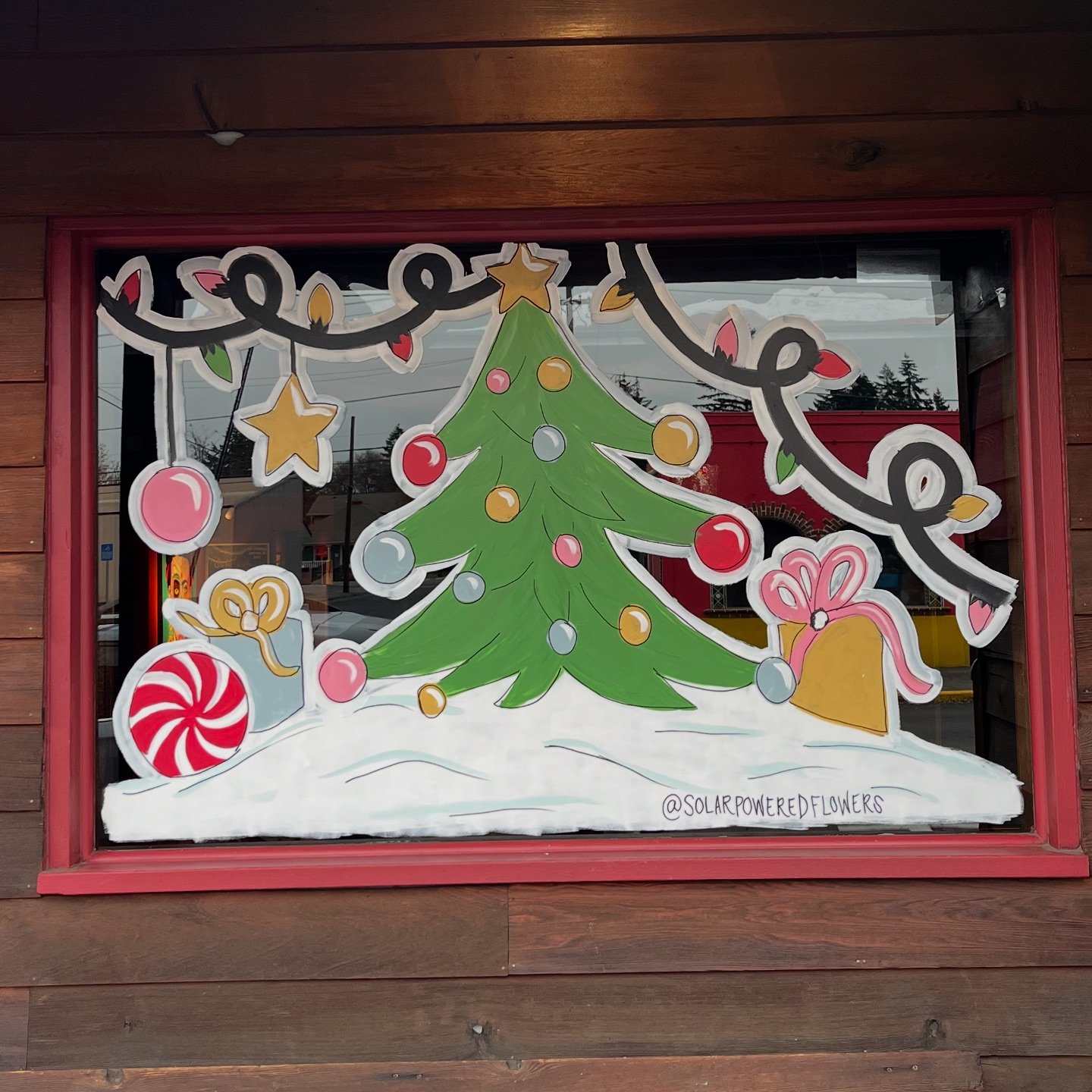 it&rsquo;s a COLORFUL Christmas over at @mesquitery.and.shed 🌲 I&rsquo;ve loved doing so many cool white windows, but it was so fun to finally jump into some color 🌈 

#hoodriver #hoodriverartist #holidaywindows